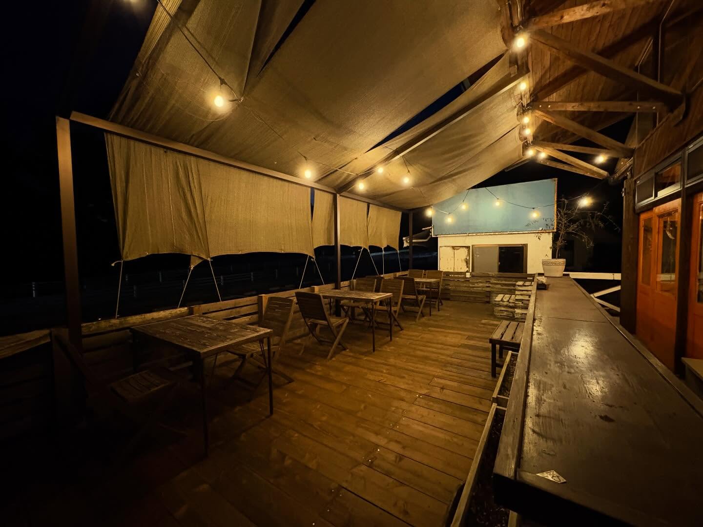 テラス席の床を修理しました☺️
1ヶ月もかかってしまいご迷惑おかけいたしました💦
今回、床の修理と併せてライトも追加しました!!
今までは暗くて夜はお食事向きではなかったのですが
今回ライトを新たに追加して明るくなりました🥳
今はまだ寒い時期ですが、暖かくなったら
夜テラスも是非ご利用くださいませ!