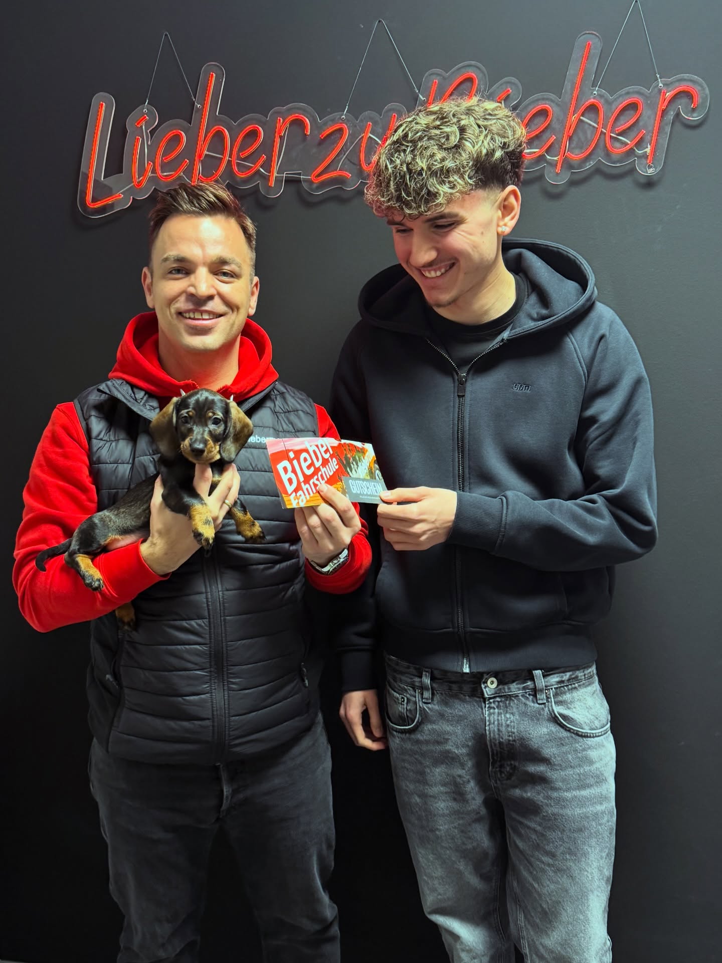 Congrats an @cani7kk 🔥
Gestern überreichte unsere Losfee Alma unserem Gewinner den Gutschein im Wert von 3500,-€ 🚀
Wir freuen uns mit Dir! Jetzt kannst Du durchstarten und Dir den Führerschein holen 🔥
#fahrschulebieber #fahrschule #führerschein #lieberzubieber #fahrschuleaschaffenburg