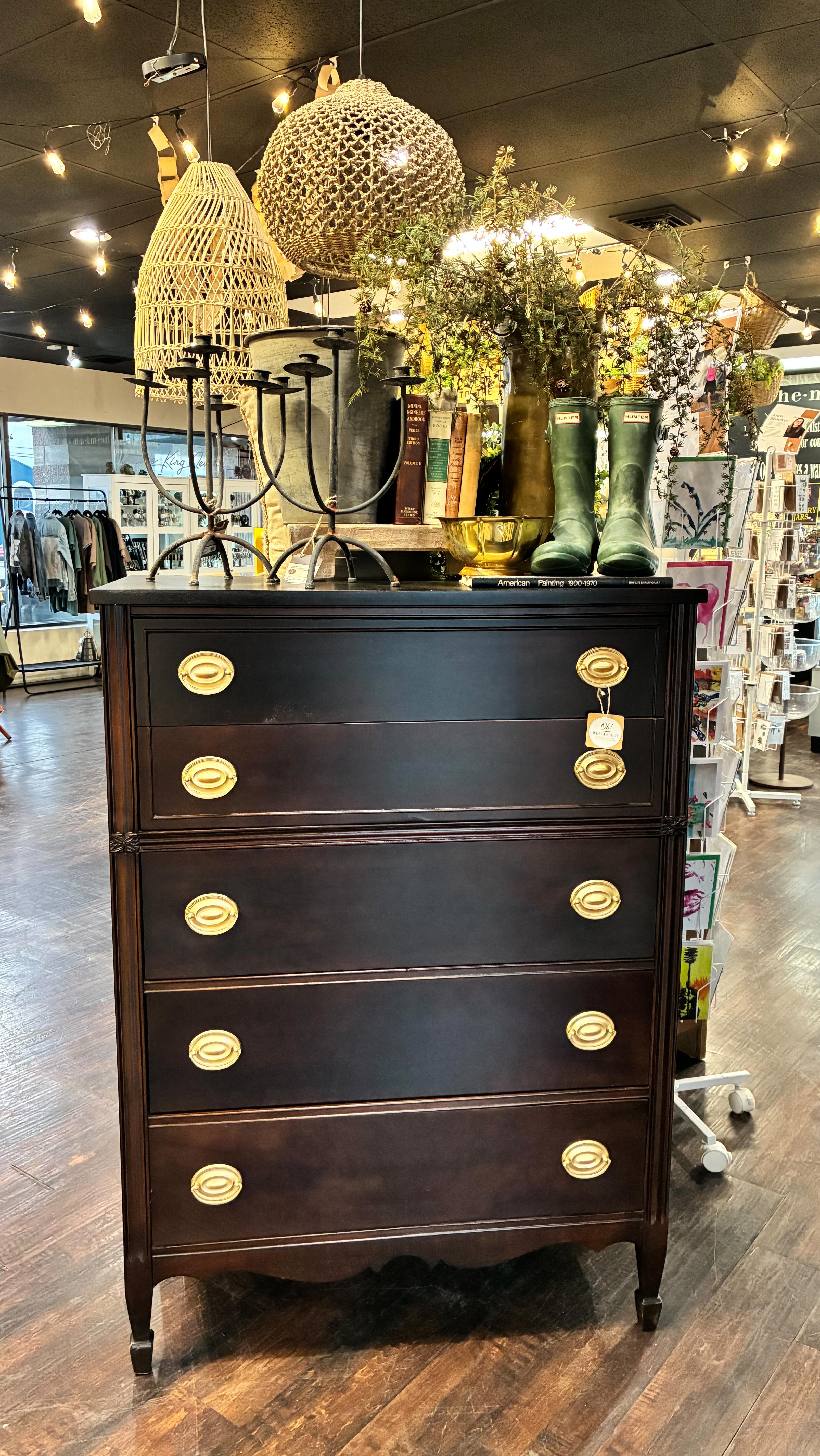 POV: You visit The Bohemian after a store flip. Fresh displays, endless inspiration, and treasures around every corner. Come see it for yourself soon!
#shopspokane #shopsmall #shoplocal #homedecorinspiration