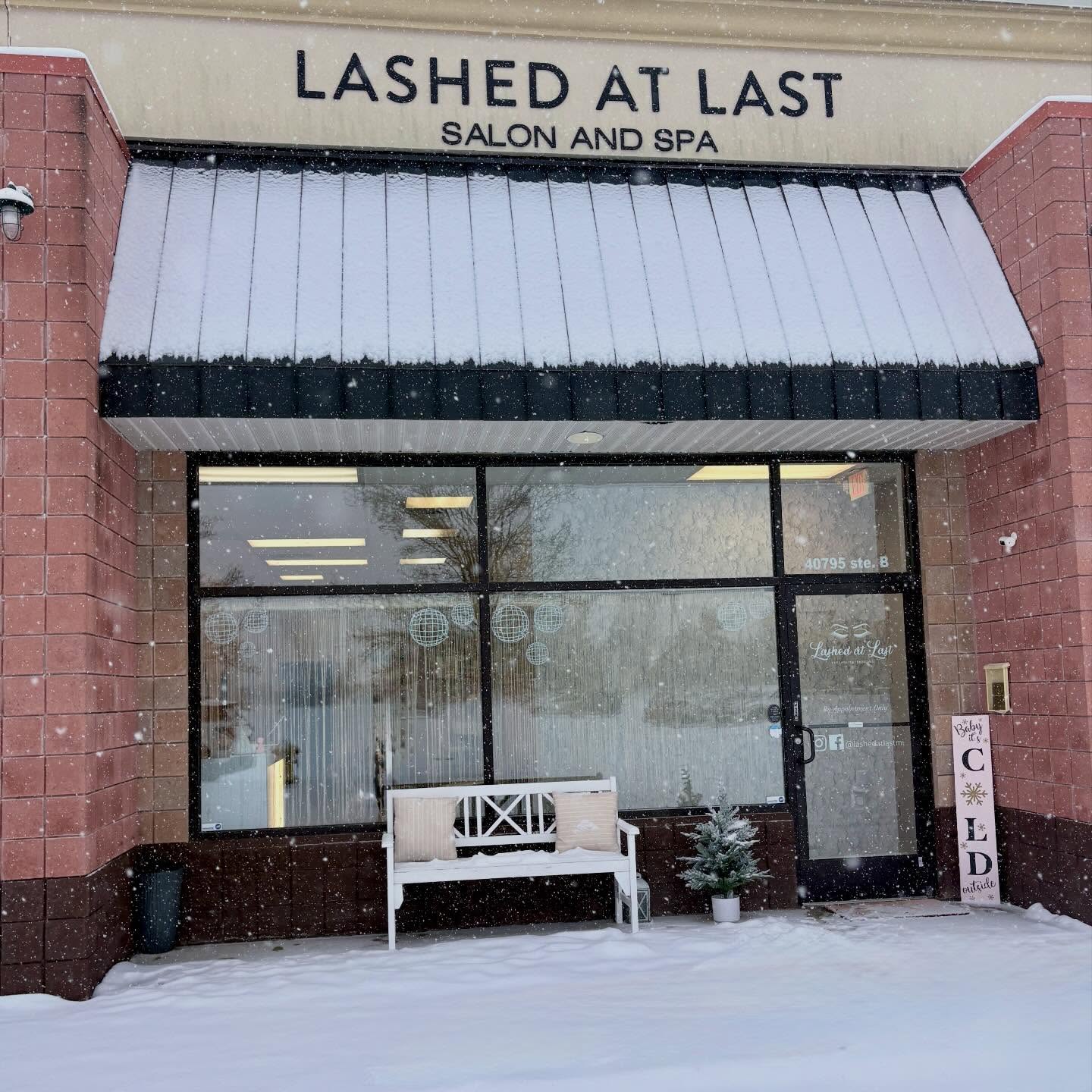 Snowy Wednesday vibes ❄️
If you’re headed in today, please plan to leave a little earlier so you arrive safely and on time. We can’t wait to see you 🤍 Drive slow, babe.