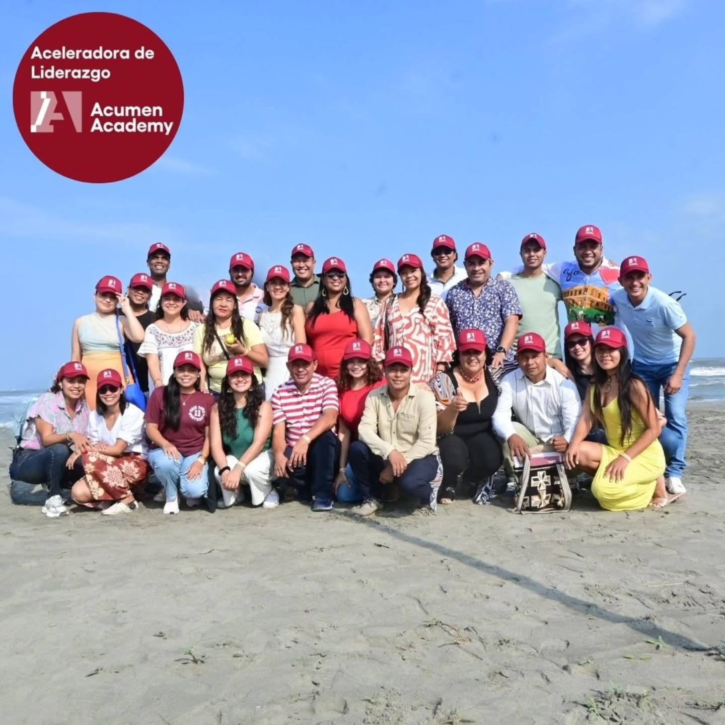 Durante el año 2025 nuestra directora @malejaagp representó a @urakucolombia en un extraordinario proceso de aprendizaje que fortaleció la visión de liderazgo.
👏👏👏👏👏👏
#Repost @malejaagp
✔️Oficialmente hago parte de la Cohorte Caribe de Multiplicadores de Acumen Academy - ✔️.
👉 Acumen Academy es una universidad global y re-imaginada para el cambio social. Su misión es dar rienda suelta a una nueva generación de agentes de cambio y personas innovadoras sociales dispuestas a llevar su capacidad de ejercer acciones de liderazgo al siguiente nivel. Personas que con creatividad, determinación y perseverancia construyan un mundo más justo, inclusivo y sostenible.
🌈 La Aceleradora de Liderazgo de Acumen en el Caribe Colombiano es un programa intensivo de liderazgo que reúne una cohorte regional de agentes de cambio extraordinarios que trabajamos en resolver retos de pobreza y les dota de conocimiento, habilidades y comunidad para fortalecer nuestro liderazgo.
Abordamos nuevas formas de liderazgo adaptativo que nacen del propósito y la acción colectiva dentro del territorio. El contenido desarrollado incluyó:
✔️ Manejo de Polaridades : cultivar la capacidad de liderar eficazmente cuando los valores opuestos pero interdependientes; están en tensión.
✔️ Lecturas de Buena Sociedad: explorar el significado de una sociedad justa y las bases morales e históricas del cambio social, a través de textos clásicos y contemporáneos de pensadores como Eduardo Galeano, Platón, Mahatma Gandhi, Dr. Martin Luther King y Amartya Sen.
✔️ Liderazgo Adaptativo: aprender a catalizar el cambio a nivel personal, organizacional y de sociedad, navegando la incertidumbre y abrazando el proceso gradual que implica un cambio significativo.
✔️ Inmunidad al Cambio: encontrar posibles contradicciones internas que impiden realizar un cambio aplicando una herramienta concreta para auto-observarse.
✔️ Voz Auténtica: desarrollar la capacidad de contar historias significativas que hablen más allá de las diferencias y motiven a otras personas a actuar.
Un proceso que duró casi un año dejando grandes apredizajes. Gracias @acumenacademy