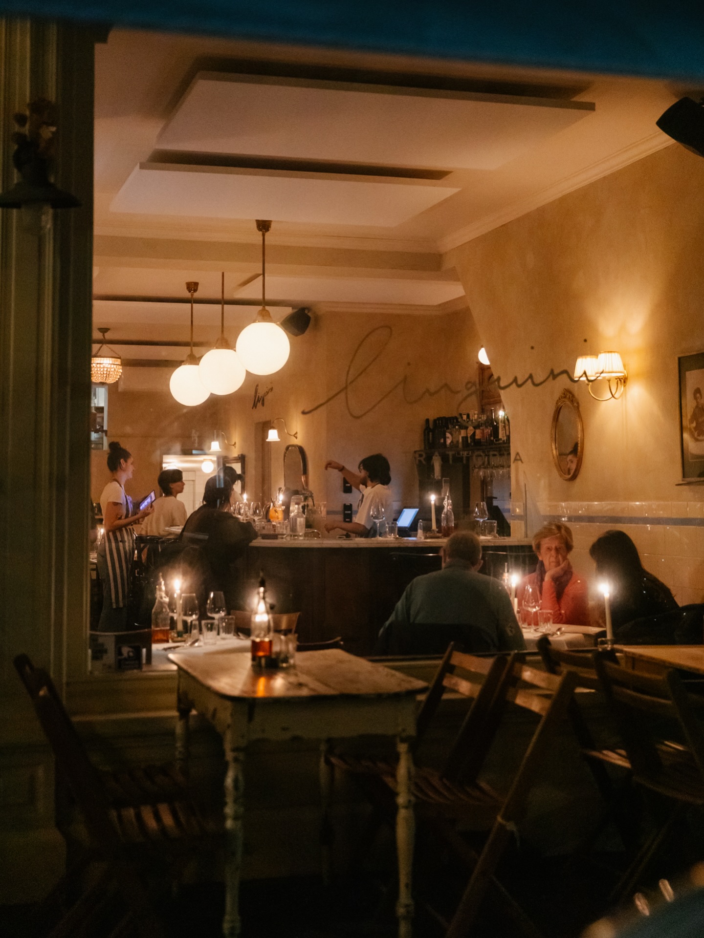 Chairs pulled in, lights glowing, wine halfway down. The room does the rest.
.
.
.
#linguinitrattoria #italianrestaurantamsterdam #foodieinamsterdam