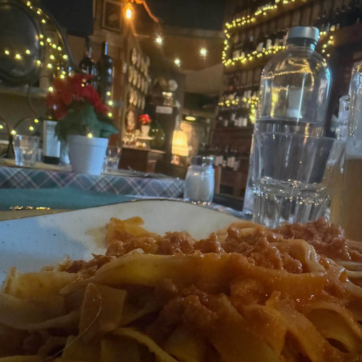 Tagliatelle tirate come una volta, pasta di salame che profuma di casa, luce calda e tempo che rallenta.
#DaRossino non si corre: si mangia, si parla, si sta bene.
Un piatto semplice, rustico, sincero. Come le sere passate a tavola 🍷🍝
#comeunavolta #ilrusticochecipiace