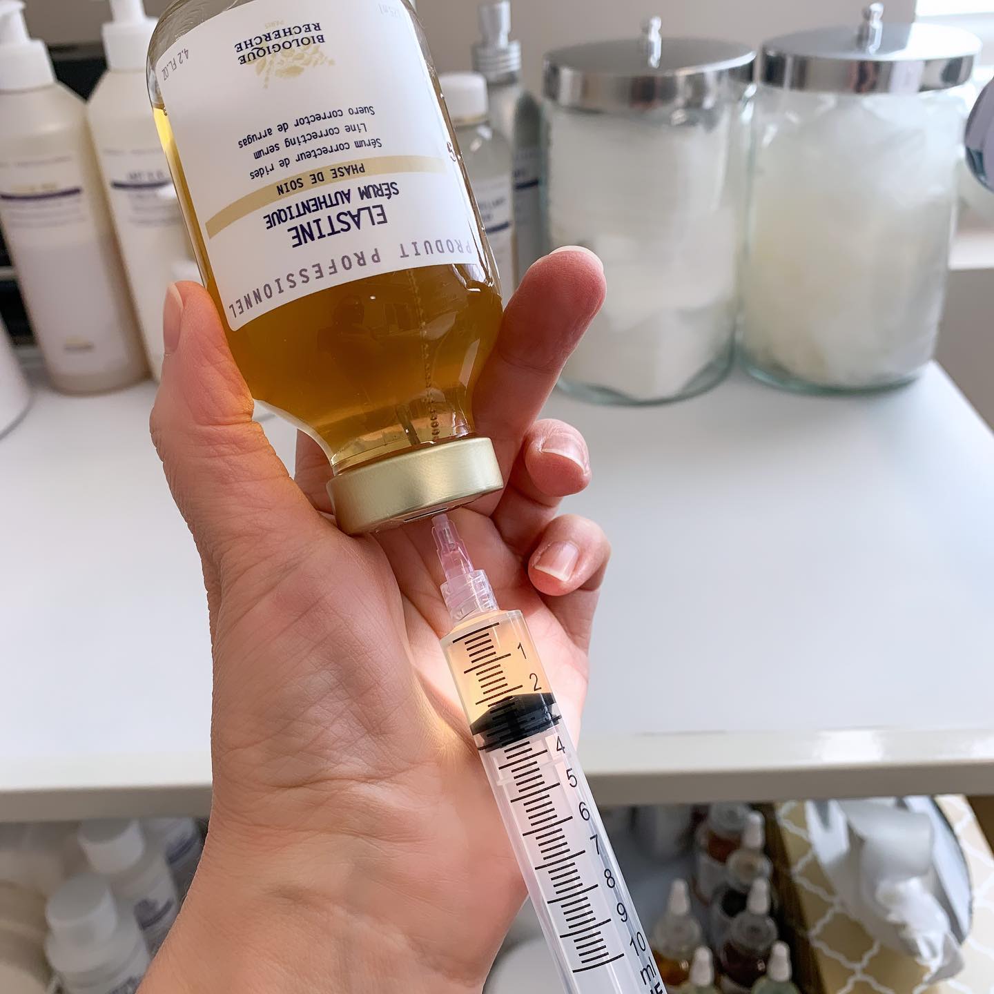 ✨SERUM ELASTINE✨
One of my beloved and most used serums in treatments as well as recommended to my clients for at home use.
A true anti-wrinkle ally, Serum Elastine stimulates the synthesis of elastin, the protein responsible for skin tissue elasticity. It actively targets fine lines and wrinkles, including the ones around the eyes and lips, and prevents new ones from forming — all while hydrating, smoothing, and plumping the skin. 💙
#serumelastine #antiwrinkle #skinserum #biologiquerecherche #buildingbetterskin