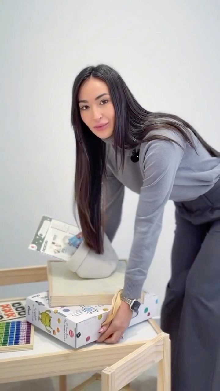 ✨ Los niños necesitan más que regalos
Los niños no necesitan padres perfectos.
Ni casas impecables.
Ni agendas llenas de planes 🎁
Necesitan presencia.
Sentirse escuchados.
Que alguien les diga “te entiendo” incluso cuando la emoción es incómoda 💛
Porque un “estoy aquí contigo”
sostiene mucho más que cualquier cosa material.
La seguridad emocional no se compra.
Se construye en los pequeños gestos de cada día:
mirar, escuchar, acompañar 🌱
👉 Guárdalo si eres madre o padre y quieres educar desde el cuidado emocional.
#CrianzaConsciente #Familia #SaludEmocional #PsicologíaInfantil #Acompañar EducarConAmor