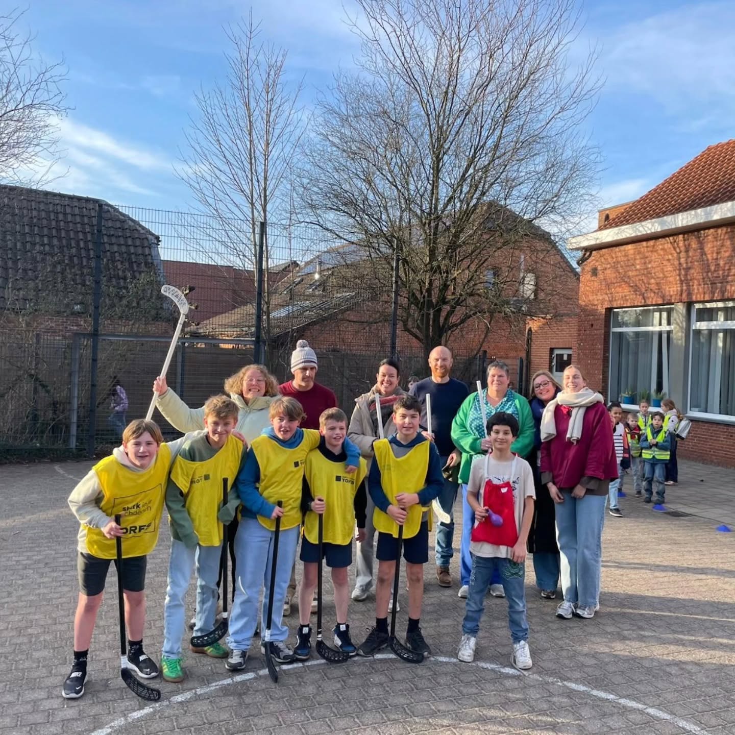 HOCKEYTORNOOI π
De afgelopen weken speelden
de leerlingen van de bovenbouw
tijdens de middagsport
een hockeytornooi.
De winnaars van dit tornooi
mochten gisteren tegen de leerkrachten spelen.
Onder luid geroep en 'gesupporter'
van alle kinderen van de lagere school,
werd het een spannende strijd,
tussen jong en minder jong,
ze speelden 4-4 gelijk.
Samen gelopen, geroepen
& genoten.
ππ
#middagsport #bewegenisgezond #basisschool #dessel #genieten