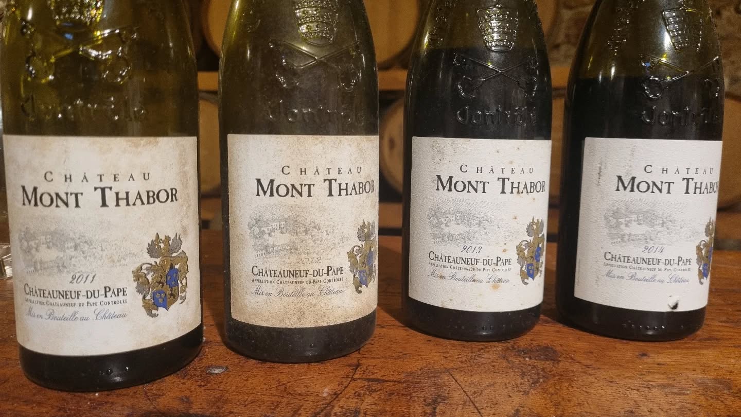 Les vieux sont de sortis! Dégustation des Millésimes:
2011 se révèle après un début difficile
2012 ce n'était pas son jour...
2013 un peu plus rustique aux fruits kirchés
2014 hum, il pinote en début puis le fruit encore bien frais nous surprend
#vignoblesmontthabor #chateauneufdupape #vieuxgrenache #winemaking
