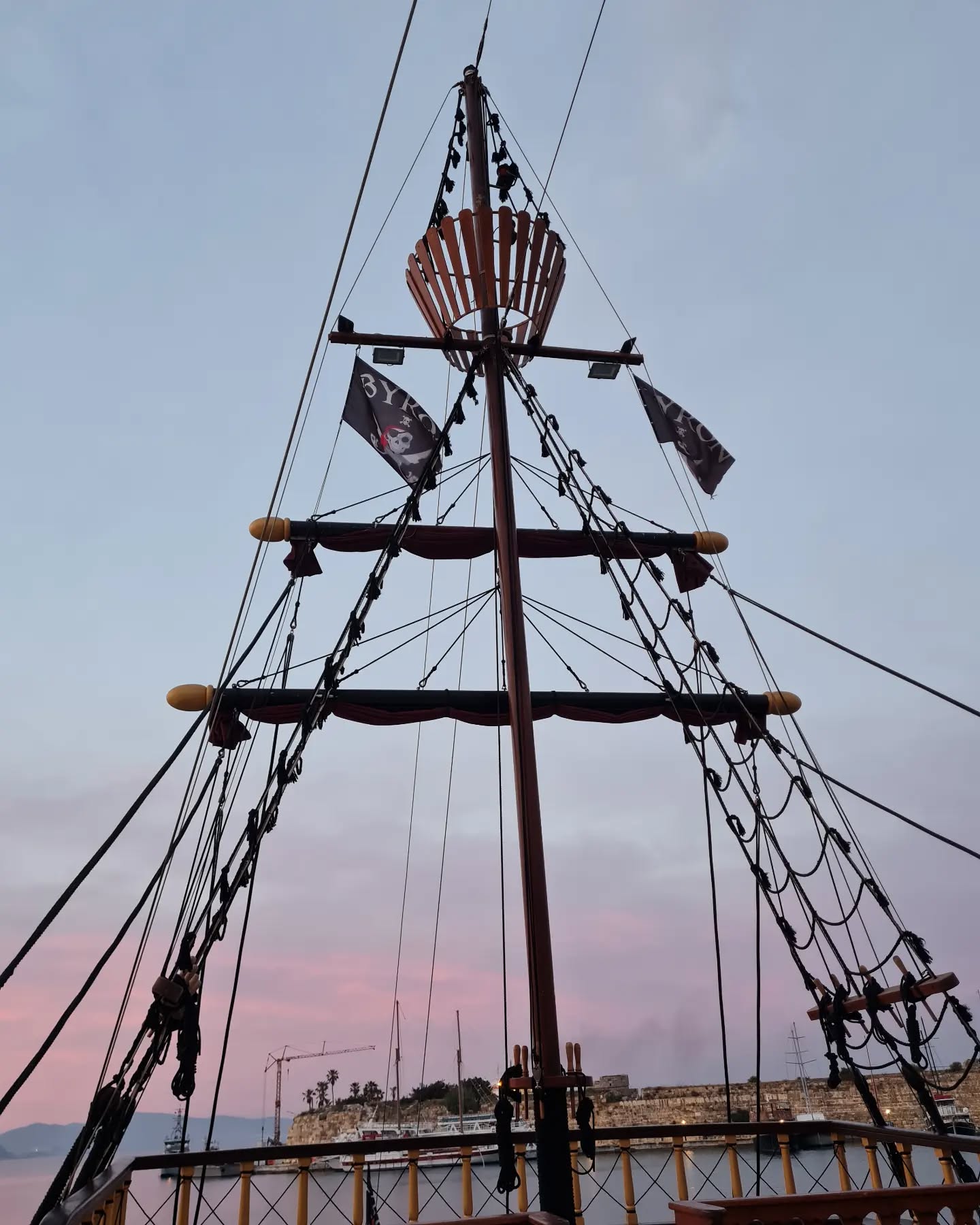 Sunsets in Kos town. @byron_pirates_boat looking nice.
#tigakitours #byronboat #kosisland #greece #dodekanisos #kosharbor #threeislands #kalymnos #plati #pserimos #marmari #tigaki #lambi