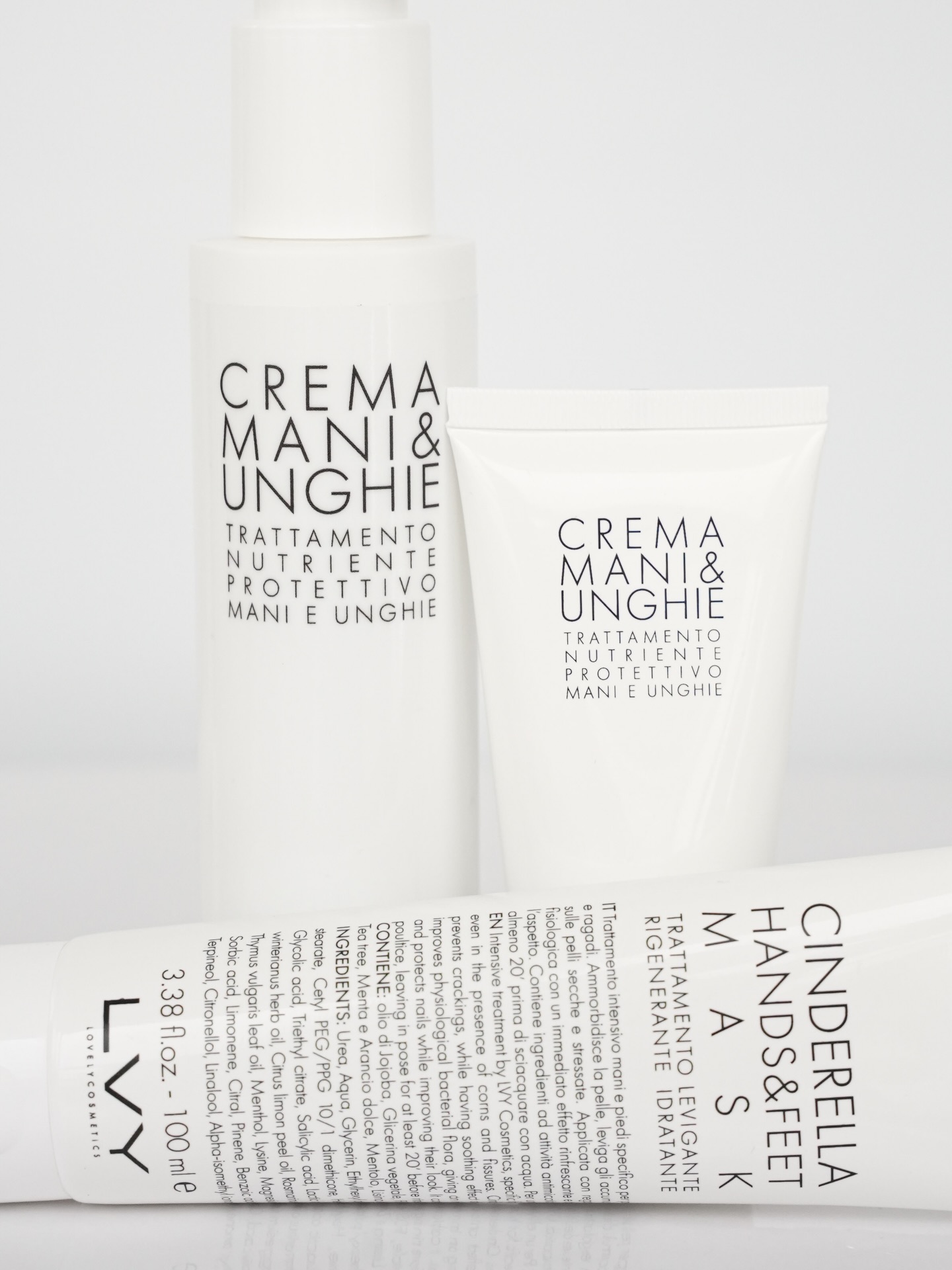 Dłonie, które robią wrażenie – duet, który naprawdę działa
CINDERELLA + HANDS to idealne połączenie dla skóry dłoni wymagającej intensywnej regeneracji i codziennej ochrony.
CINDERELLA działa jak zabieg w rękawiczkach – zmiękcza, wygładza i regeneruje nawet bardzo suchą, szorstką skórę. Usuwa nagromadzoną keratynę, koi podrażnienia i przywraca dłoniom komfort już po pierwszym użyciu. Idealna jako maska-kompres, gdy dłonie wołają o pomoc.
HANDS dopełnia efekt – lekki, szybko wchłaniający się krem, który nawilża, odżywia i chroni skórę oraz paznokcie bez tłustego filmu. Perfekcyjny na co dzień, po każdym myciu rąk i zawsze wtedy, gdy dłonie potrzebują wsparcia.
Jak stosować?
CINDERELLA jako intensywny rytuał regenerujący (1–2 razy w tygodniu lub doraźnie),
HANDS – codziennie, aby utrzymać efekt miękkich, zadbanych dłoni na dłużej.
Bo piękne dłonie to nie przypadek – to dobrze dobrana pielęgnacja