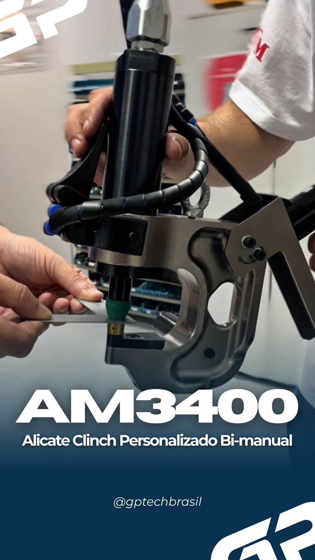 Quando a aplicação exige acesso específico e controle de segurança, o projeto precisa mudar.
Este Alicate Manual AM3400 foi adaptado para o encaixe da peça do cliente e recebeu acionamento bi-manual, com dois gatilhos simultâneos.
O objetivo é claro: reduzir o risco de esmagamento e atender aos requisitos de segurança no posto de trabalho.
A união das chapas é feita por conformação mecânica a frio, em uma única etapa, sem solda, sem rebite e sem calor.
Tecnologia PontoTech aplicada conforme a necessidade do processo.
Quer entender se o PontoTech faz sentido para o seu processo? Fale com a GPTECH.