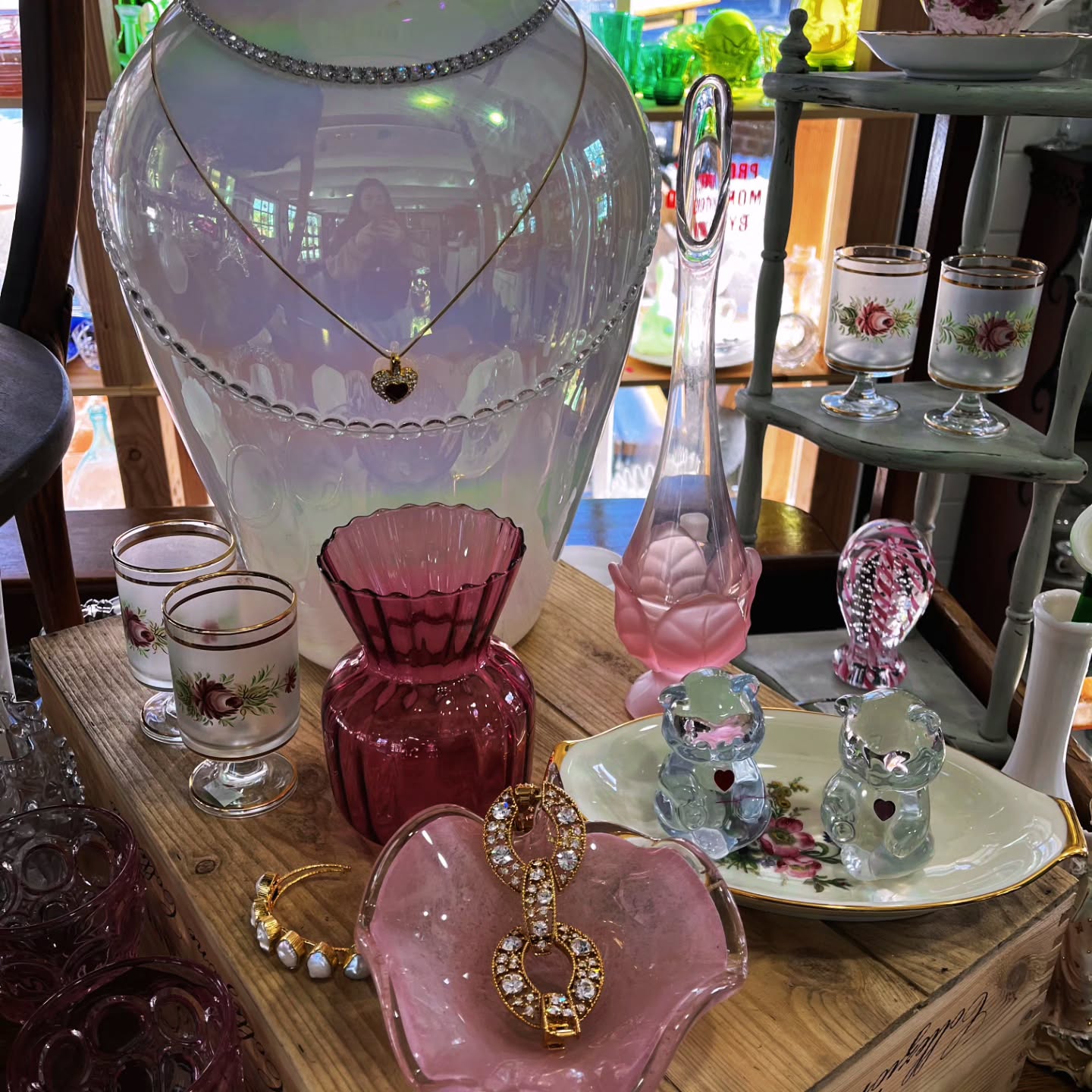 A beautiful display of those classic Valentine's Day colors ❤️
A gift or a special piece for decor if you are into the LOVE season ... come take a peek at our collection 🥰
Thank you Liv for creating this gorgeous display 😘
#vintageglass #Fenton #cranberryglass #muranoglass #Waterford