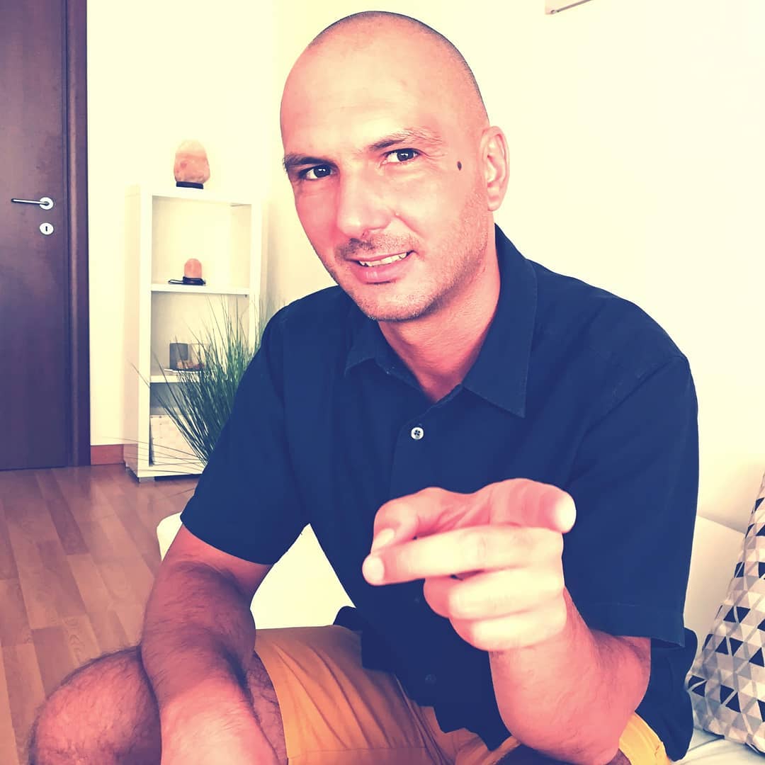Cosa succede quando cambi una credenza profonda?💎
Una credenza nasce dal modo in cui abbiamo interpretato le esperienze della nostra vita e dalle conclusioni a cui siamo giunti. Rappresenta una fotografia del passato filtrata dalla percezione e dal significato che abbiamo attribuito a quell'esperienza. Il filtro è il nostro subconscio che nel presente ci ricorda che tipo di conclusioni ci aspettano a fronte della stessa esperienza.
In questo modo nasce una paura, o anche una fobia, oppure il panico nei casi più gravi. Se andiamo a capire il messaggio coscienziale che c'è dietro l'esperienza e andiamo a modificare la credenza subconscia possiamo vivere un esperienza diversa, liberi dalla paura, liberi di esprimere noi stessi.
In questo modo possiamo creare un'esperienza di vita allineata con i nostri desideri e con la nostra visione, così da poter procedere liberi verso il raggiungimento dei nostri obiettivi e le nostre ambizioni.
.
Contattami in privato per qualsiasi informazione 💎🎯
.
.
.
.
.
#crescitapersonale #cominciamoalmeglio #obiettivi #desideri #autostima #potere #abitudini #cambiamento #emozioni #benessere #saluteebenessere #cagliari #casteddu #instacagliari #parole #sardegna #instasardegna #gratitudine #consapevolezza #sardegnasport #parole #convinzioni #credenze
