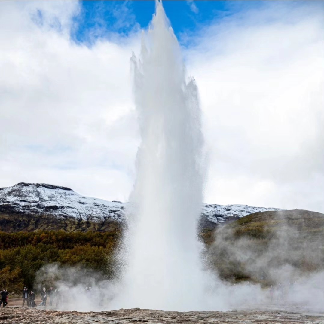 Nestled in Iceland's Haukadalur Valley, Geysir is the original namesake geyser, showcasing Earth's raw power. Here, boiling water jets can soar up to 70 meters, captivating you with its dramatic eruptions. Alongside its active neighbor Strokkur, Geysir offers an unforgettable glimpse into the volcanic forces shaping our planet.