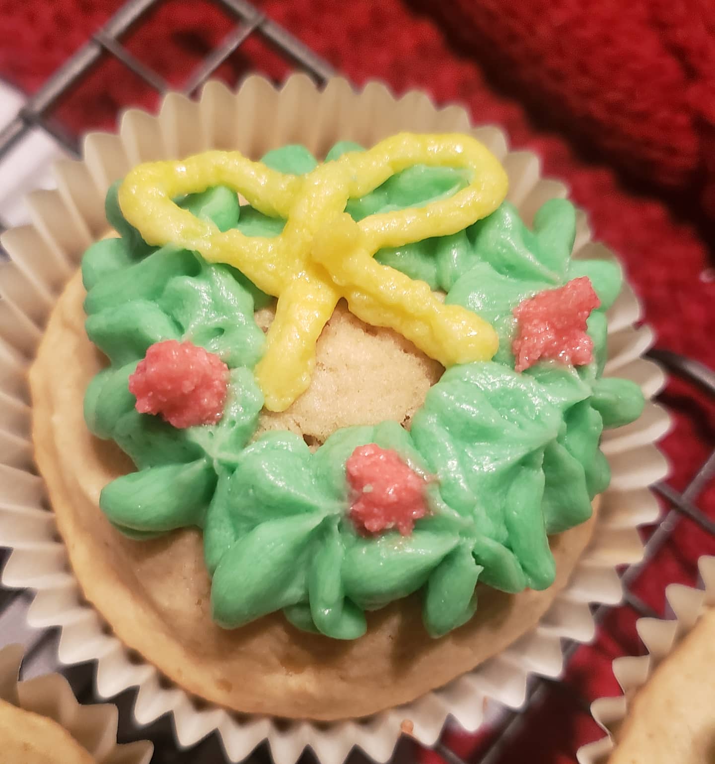 A wreath of perfection.
Caramel salted pretzel cupcake with vanilla bourbon. 🧁
#christmas #wreath #saltedcaramel #pretzel #cupcakes #vanilla #bourbon #alcoholincluded #drunkendesserts #alcoholicsweets