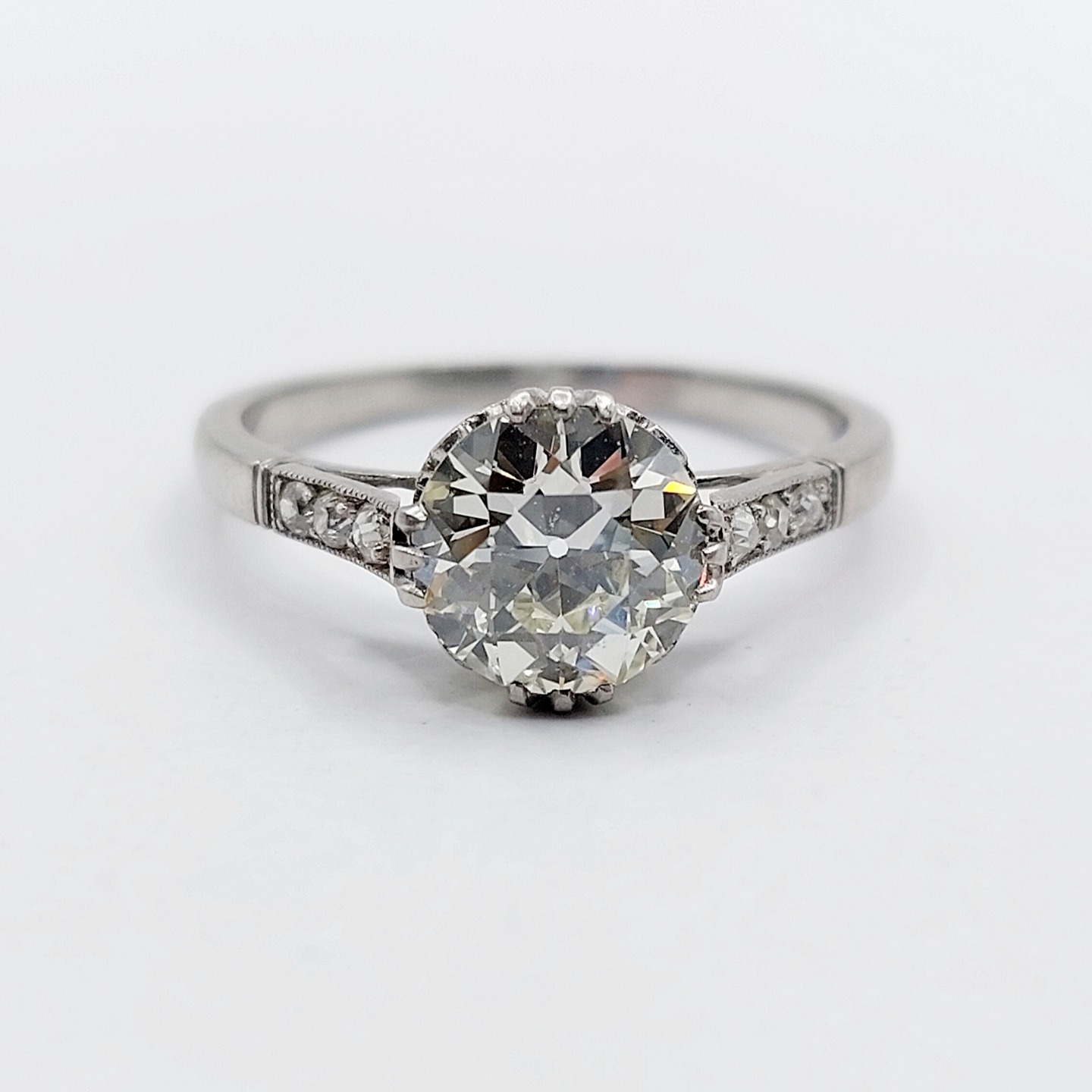French art deco solitaire ring Platinum set with a 1.40 carat old european cut diamond flanked by smaller old cut diamonds in a finely crafted setting (circa 1920)
PRICE : 3900€
Magnificent example of French Art Deco goldsmith work
Size: 52.5 FR / 6.25 US
Weight: 3.00 g
With its CARAT GEM LAB certificate
Diamond size: approximately 7.2 x 7.28 x 4.17 mm (1.40 carats)
Diamond in perfect condition
Color: M (Slightly yellow)
Clarity: SI1 (slight inclusions visible only under magnification)
Micro scratches from use on the band, traces of previous resizing
Mascaron hallmark (French hallmarks)
#frenchjewelry #omcdiamond #solitaire #diamant #diamons #antiquediamond #oldminecut #oldminecutdiamond #artdeco #solitairering
