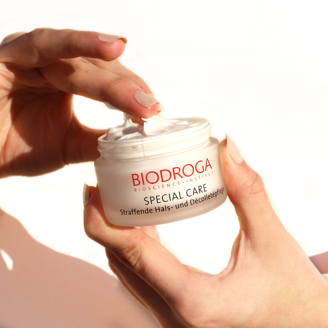 Special Care Throat & Decollete Cream 🥰
A rich cream that delays and reduces signs of aging in the throat area, firms wrinkled skin and strengthens and firms the "supportive" tissue of the décolleté. Regulates and strongly retains skin moisture. Particularly recommended for counteracting the first signs of aging in the throat and décolleté area.
#biodroga_cyprus #cyprus #biodroga #biodroga_official #bio #beauty #beautyproducts #skin #skincare #first_sign_of_aging #skin_moisture #antiaging #special #special_care #beautycream #wrinkle