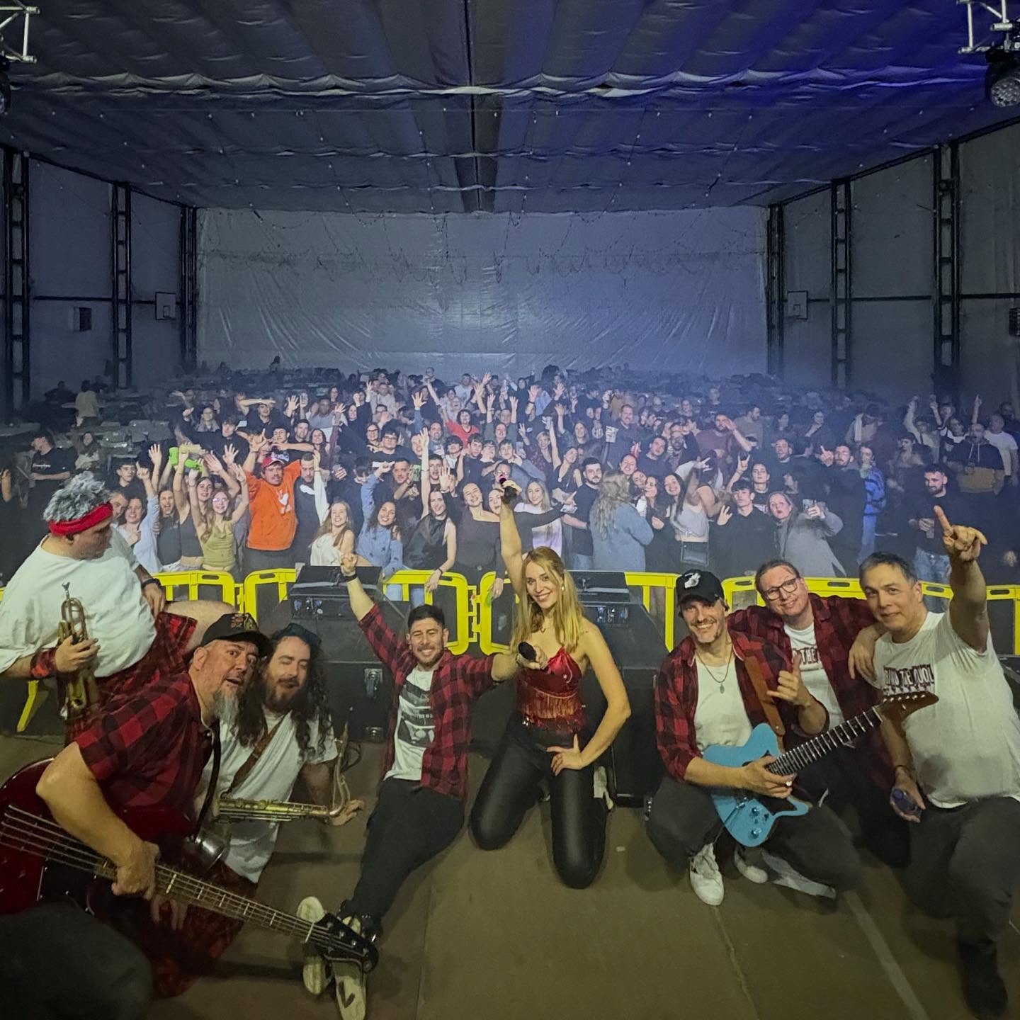 ⭐️GARCIA I ZAIDÍN⭐️
Arranquem aquest tour 2026 amb més ganes que mai 🚀 hem tingut el plaer d'estrenar-nos aquest divendres a Garcia i dissabte a Zaidín! Un públic de 10, sopars a l'altura i festa per parar un tren! No podem demanar més! BRUTALÍSSIM 😍 Mil gràcies per fer-ho possible 🫶🏼
Ens veiem aquest proper dissabte a Alcarràs! ❤️