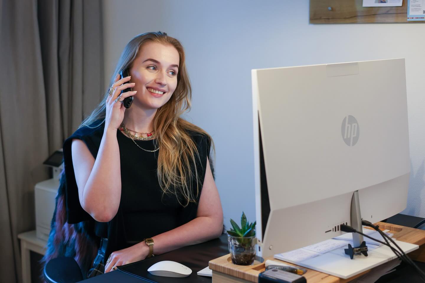 Dit is Sara, onze fijne assistente ✨
Je kan haar voornamelijk tegenkomen op de dinsdag en vrijdag. Verder kan je ons telefonisch of per mail bereiken van 09:00 uur tot 17:00 uur. Voor spoedsituaties zijn we 24/7 beschikbaar 😋