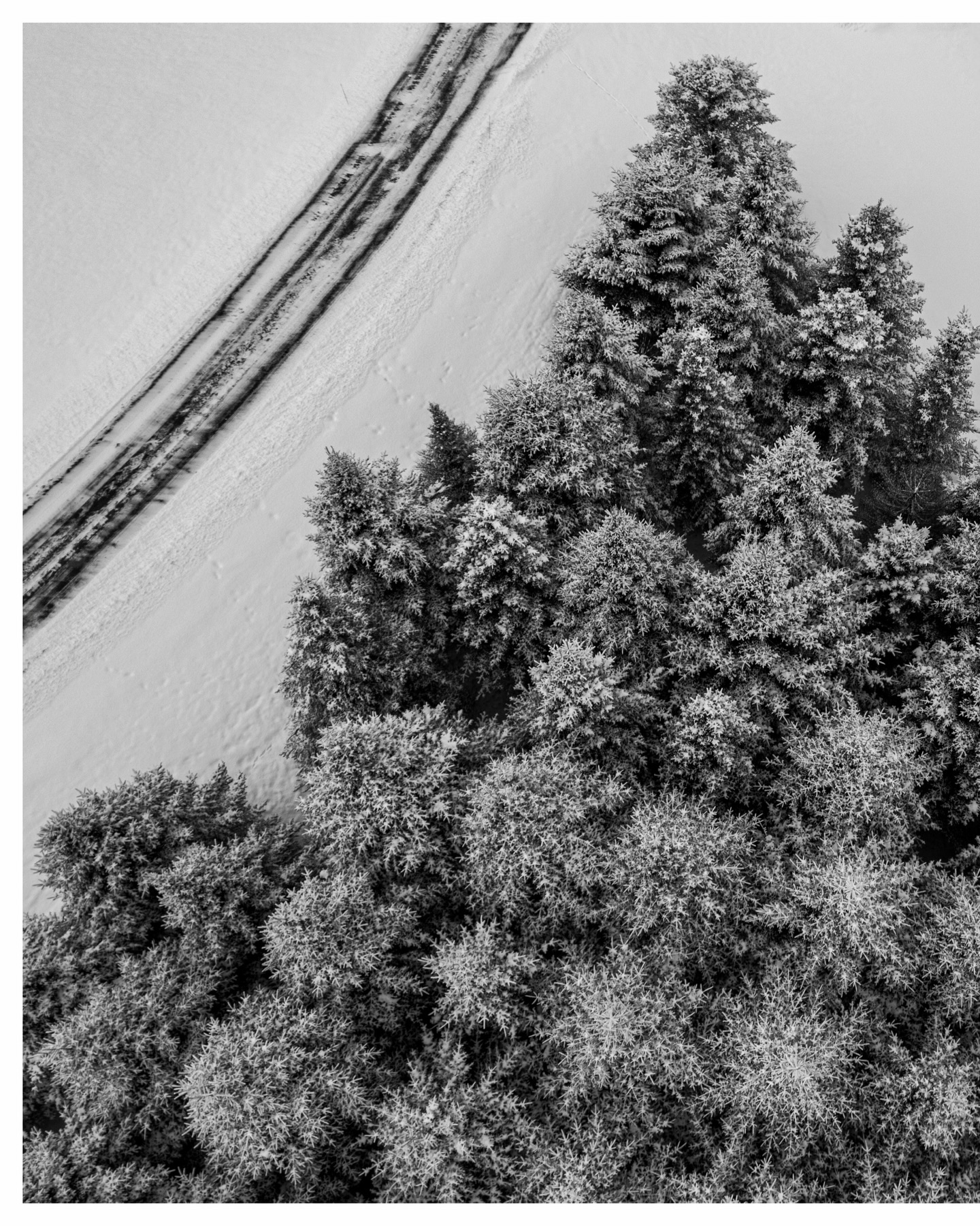 I stayed inside and let the drone do all the work. 🥱🎮📸
#mainephotographer #djiair2s #dronephotography #maineisgorgeous #wintervibes #photographerlife #frozenlandscape #exploremaine #aerialphotography