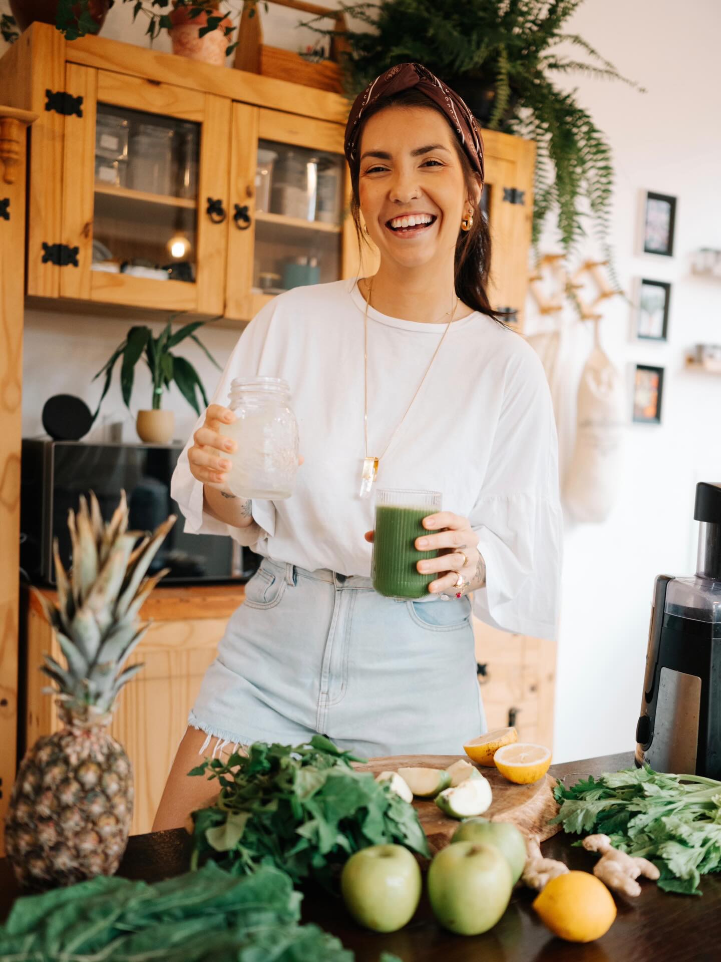 Ainda aproveitando as trends nostálgicas, aqui algumas fotos dos meus mais de 10 anos tomando quase que diariamente meu suco de vegetais! 🥹🌿✨
Eu gosto de mentalizar (e verbalizar na nossa oracao antes do suco verde diariamente) que esse copao de suco vai MUITO além de “apenas” muitos nutrientes. Mas ele é um SÍMBOLO do cuidado diário que temos com a nossa saúde. Comprar, higienizar, fazer o suco na centrifuga, lavar a centrifuga… tudo isso exige dedicação e tempo. Então, penso que quando bebo meu suco, ele funciona como um LEMBRETE de que eu mereço cuidado. De que eu tenho saúde e HONRO ela diariamente. De que a minha saúde e a da minha família sao prioridades ABSOLUTA.