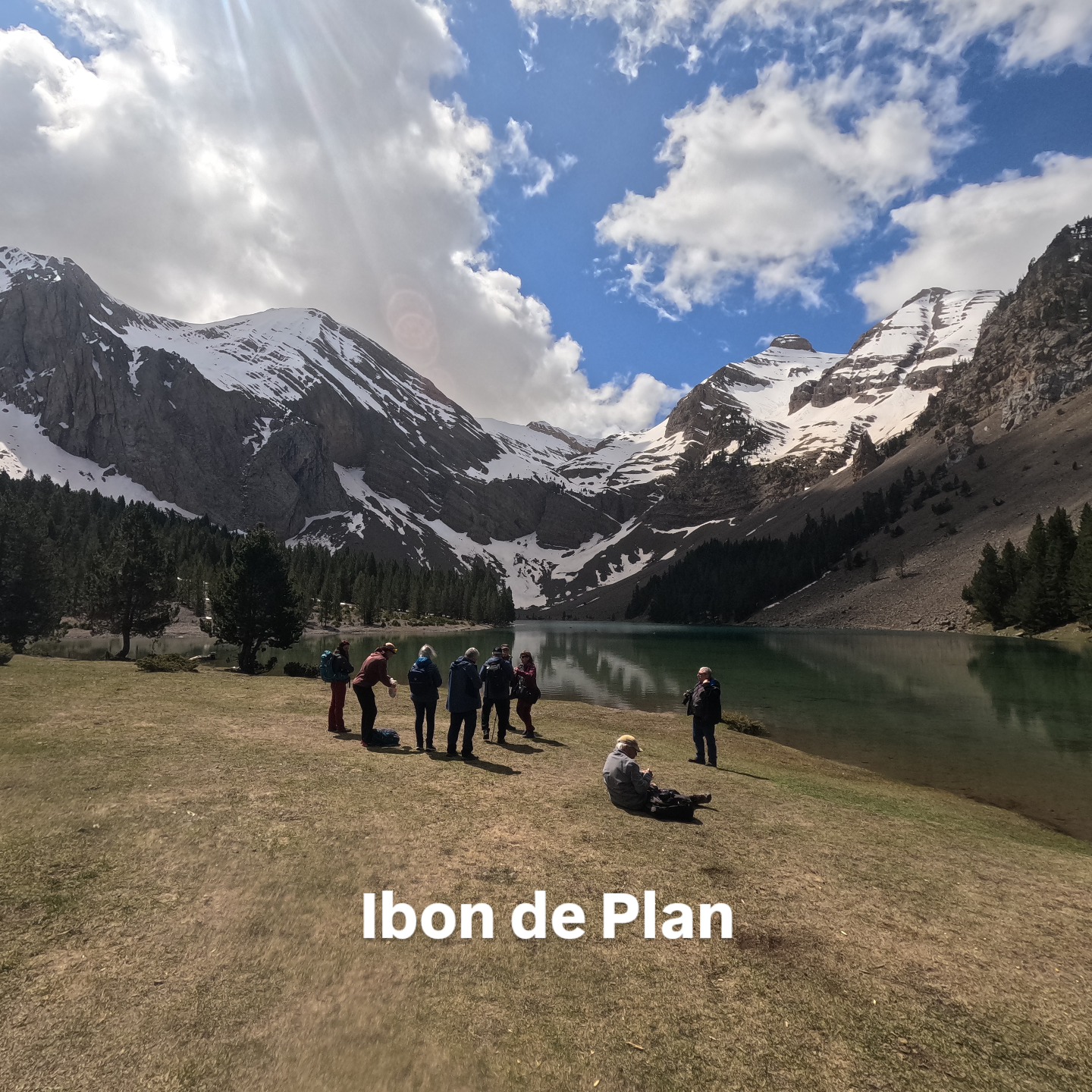 ¡Siempre es un placer visitar uno de los lagos más bonitos del Pirineo! Y más si el grupo al que guiamos es tan encantador como el de hoy. 💚
.
.
.
#ibondeplan #ordesa #ainsa #huescalamagia #senderismo