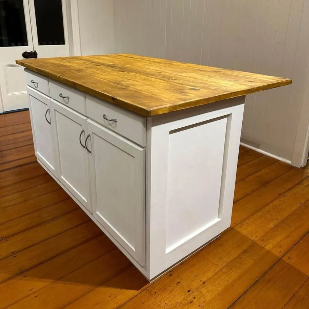 A recent kitchen island in its new home 🏡
Making an empty space functional and stylish 😍
#knotsandgrains #kitchenisland #customwork #functional #recycledwood