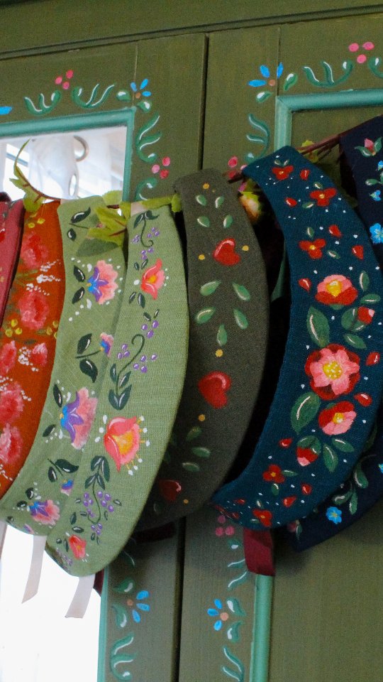 ✨ Petite présentation des dix jolis serre-têtes qui seront en vente vendredi soir à 20h ✨
Chaque pièce est unique et ne sera jamais reproduite a l'identique.
Les serre-têtes sont divisés en deux collections:
❄️Chant du froid: avec des motifs inspirés des contrées du nord et de l'Europe de l'est.
💐Botanica Poetica: inspirée des fleurs et des jardins.
#smallbusiness #folkart #slowfashion #artisanmade #handpainted