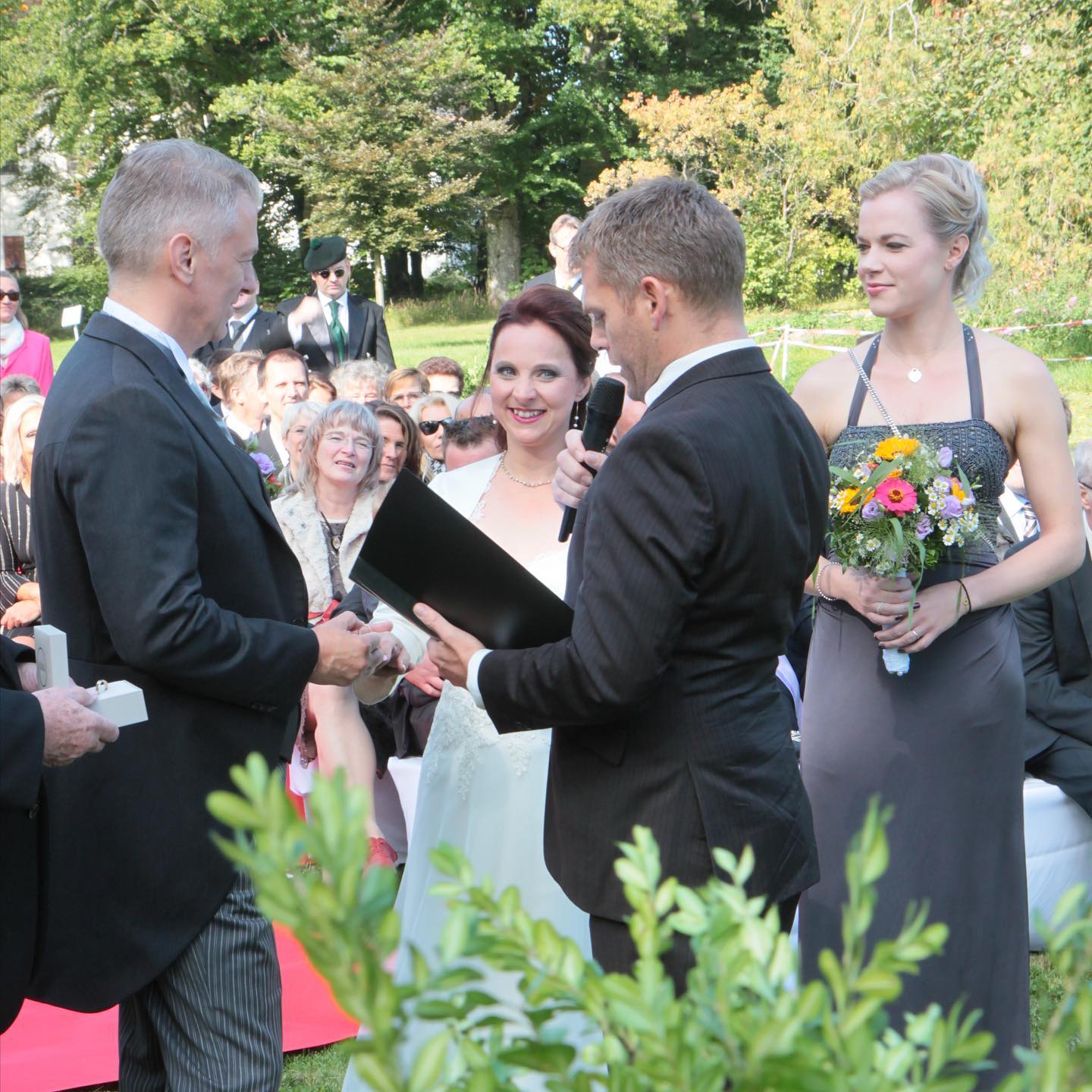 Loved leading this outdoor ceremony for Chrisi and Christian ❤️ A beautiful setting @eventscheunewallenburg in the Bavarian countryside with a truly international guest list! 😊
.
.
.
#trauredner #hochzeitsredner #wedding #hochzeit #hochzeit2021 #destinationwedding #bavaria #bayern #weddingspeaker #luxurywedding #braut #europeanwedding