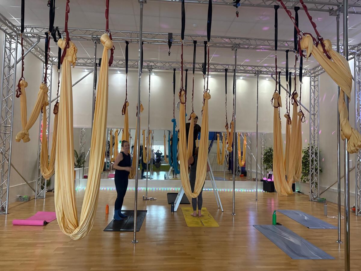 My first time ever trying aerial yoga. What a great experience thanks to Carol and my yogi ytt family 😍🤩 Thank you!! Xx