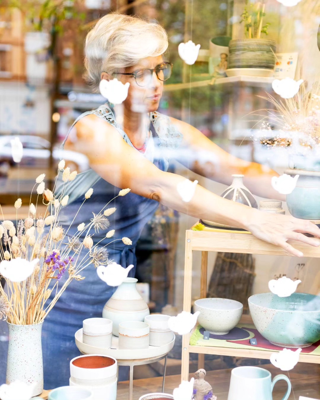BOUTIQUE DE NOËL | CÉRAMIQUES ET PLANTES
Comme chaque fin d'année, l'atelier boutique se métamorphose pour vous accueillir dans une atmosphère chaleureuse, parée de loupiottes scintillantes, de guirlandes festives et d'un charmant petit sapin.
Depuis le 1er décembre ça y est !
🎄🎄🎄
La boutique de Noël est prête avec la collection de fin d'année. Entièrement fait main, chaque pièce est unique pour que vos cadeaux le soient aussi !
A partir du week-end du 16 et 17 décembre, Temps de Terre fait un partenariat exclusif avec @les_plantes_de_gigi : Régine vous présente ses magnifiques boutures de plantes vertes et des plantes exotiques, et ses magnifiques créations de terrarium; et moi-même, avec mes petites mains, je vous ai préparé une jolie collection de pots de toutes tailles.
🍃🪴🍀🪴☘️🪴🌿🪴🌱
Avec un atelier de rempotage sur place, vous pouvez repartir avec votre plante installée dans sa nouvelle maison et apporter une touche de verdure et de vie pour chez vous ou à vos cadeaux.
Et comme chaque année, vous trouverez des petits gâteaux, du thé et un délicieux chocolat chaud pour vous réchauffer et passer un chouette moment avec nous.
Partagez l'info !!
WEEK-END 16 et 17 décembre de 11h à 19h
Puis jusqu'au 23 décembre
Tous les jours de 11h à 19h
(Fermé le lundi 18/12)
________________________________
📷 n°1 @anais_southiphong
________________________________
#boutures #plantes #plantesvertes #tempsdeterre #cadeauxoriginaux #faitmainenfrance #faitaparis
#boutiquedenoel #localshop #cachepot #poterie
