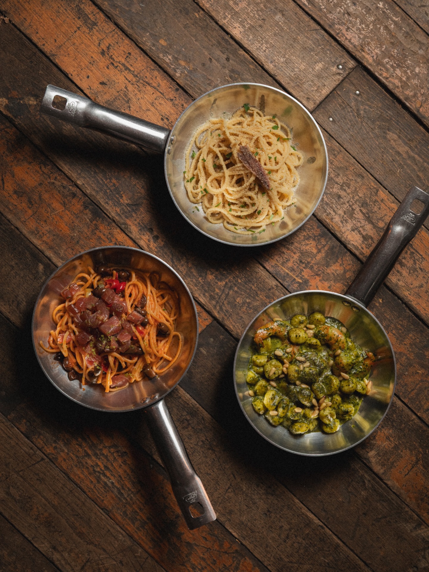 Butter & anchovies, tuna & lemon, pesto & prawns. The big three. A menu that makes picking a pasta hard.
.
.
.
#linguinitrattoria #italianrestaurantamsterdam #foodieinamsterdam