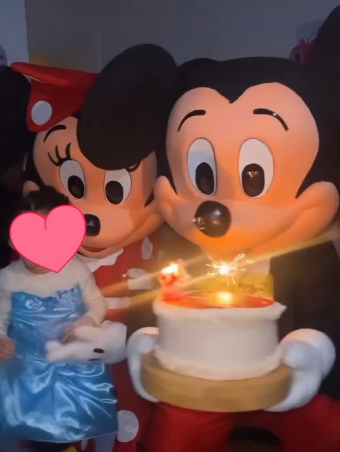 Quand Mickey et Minnie s’invitent à la fête de la petite Cynthia c’est une petite fille émerveillé qui profite de cet iconique couple de souris 🤭🥰🥳
#mickey #minnie #anniversaire #anniversairesurprise #mascotte