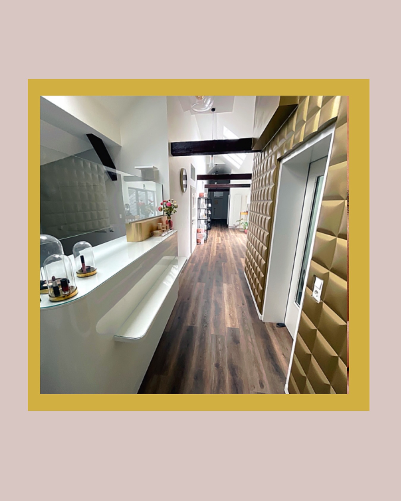 Willkommen bei Golden circle beauty.
Ein Studio darf klar sein – und trotzdem warm.
Ich wollte einen Look, der aufgeräumt wirkt, aber nicht kühl. Modern, hochwertig, ruhig. Ein Ort, an dem man automatisch langsamer wird.
Viele denken bei Kosmetik sofort an Produkte. Ich denke zuerst an Atmosphäre und Vertrauen. Denn nur wenn du dich wirklich wohlfühlst, wird aus einer Behandlung mehr als „ein Termin“. Dann wird es ein Ritual, das dich stabilisiert – und deiner Haut langfristig guttut.
Schreibe mir „Golden Circle“, wenn du dir dieses Gefühl für deinen nächsten Termin wünschst – und ich schicke dir deinen 25- Euro Neukundengutschein.
#goldencirclebeauty #beautystudio #kosmetikbremen #bremen #studioaesthetic interiordesign beautyinterior ruhepol selfcare hautpflege gesichtsbehandlung premiumservice skincareexpert beautyconcept zeitfürmich wellnessmoment beautyraum bremenbeauty kosmetikstudio_bremen terminmachen