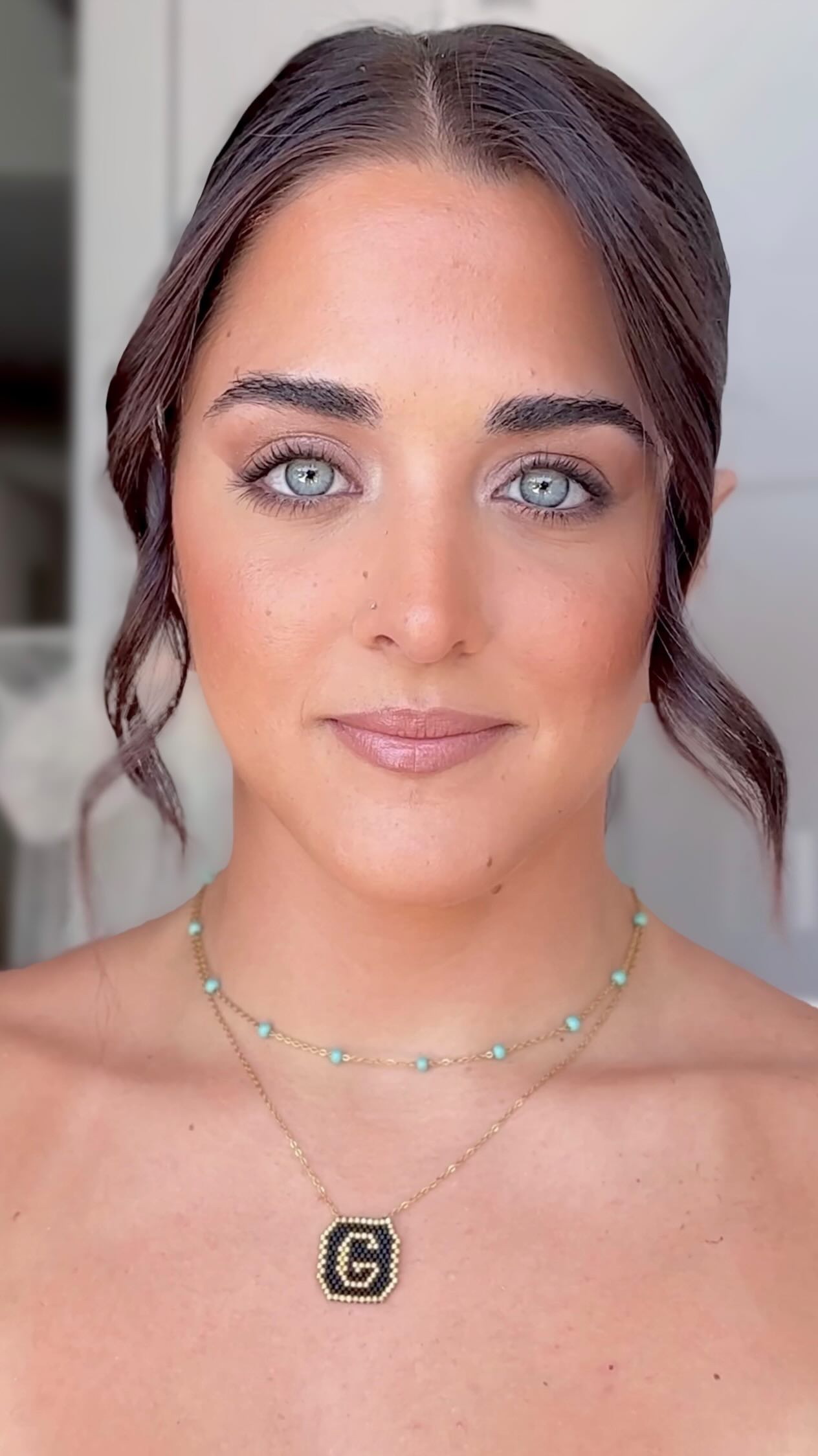 The brightest icy blue eyes I have ever seen 🤩
.
.
Soft glam bridesmaids makeup for blue eyes. Destination wedding makeup artist Greece