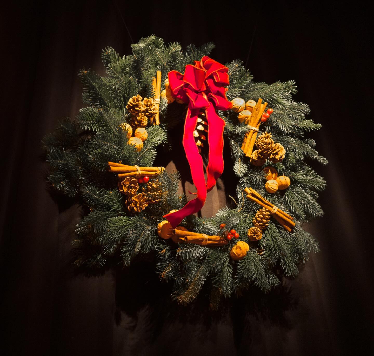 A beautiful wreath looks out over the @bretfortonsilverband Christmas song-along 🎶