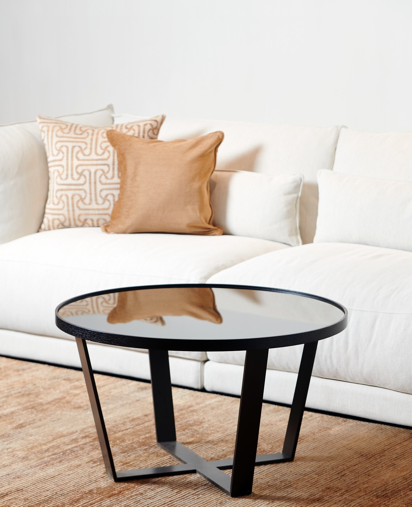 Beauty and craftsmanship converge in our ARTY table creation. Explore timeless elegance in every detail.
Customize our table with your choice of wood or marble, creating a personalized touch to suit your preferences 🤩