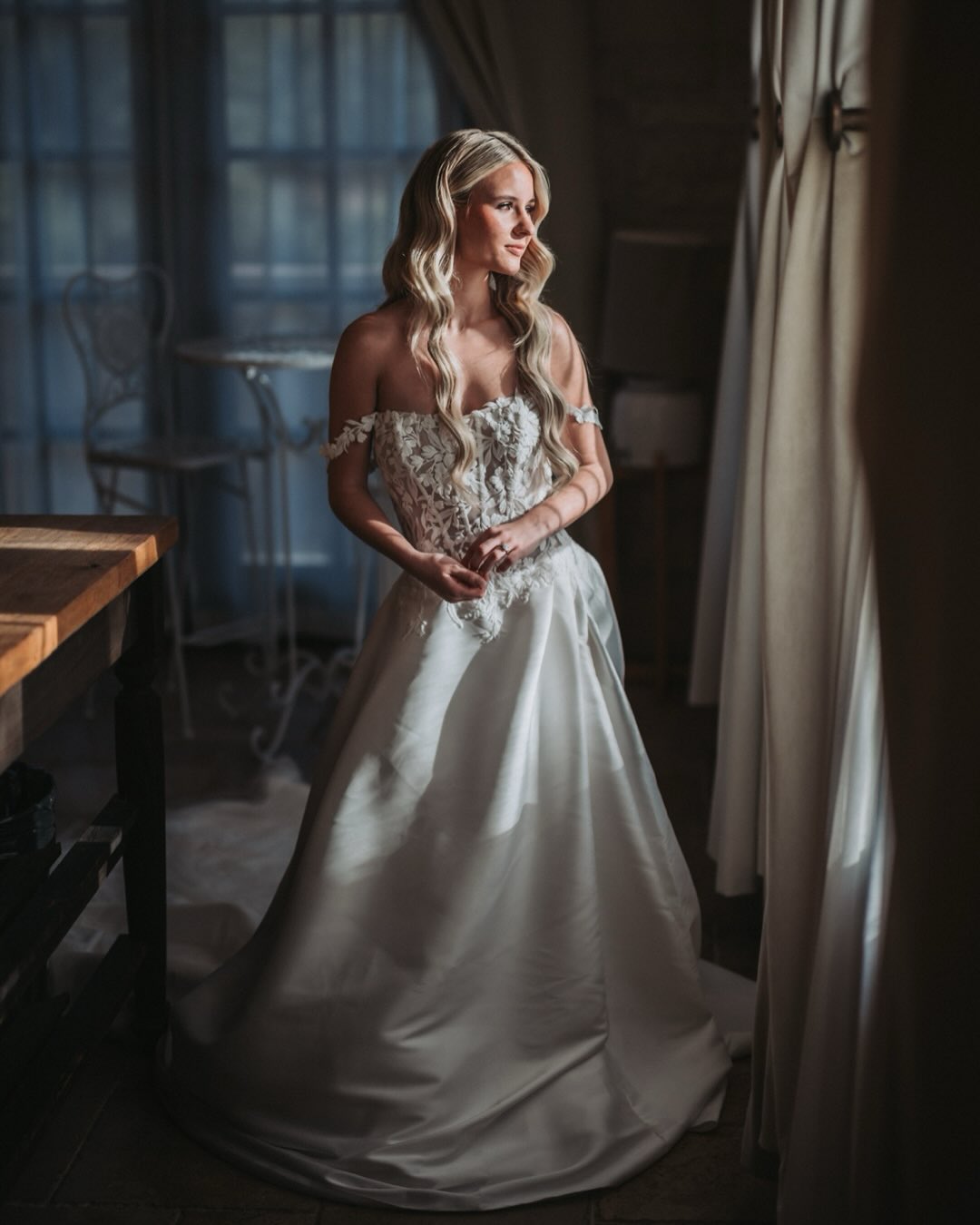 Villa Loriana never misses 🤍
Tucked into the hills of San Luis Obispo, this day was equal parts elegant and effortless. Soft light, calm moments, and the kind of atmosphere that lets real emotion shine through. This is what a wedding day should feel like.
Venue @villaloriana.slo
Photographer @burlapandoakphoto
Planner @saraelizabethweddingsandevents
Florist @frugal_and_foraged
Bar @mixedeventsbarservice
DJ @epicentertainmentinc
Cake @wendywhitesbakery
Charcuterie & Cheese @boardinslo
Rentals @allaboutevents
Linens @bbjatavola
Signage @palette.and.pine
Stationary @announcementsbyadrienne
Dress @epiphanyboutique_slo
Tux @heygorgeousformalwear
Beauty: @lexirileeweddinghair
@hairby_chan @bluebird_bride
#VillaLorianaWedding #SanLuisObispoWedding #CentralCoastWeddings #SLOWeddingPhotographer #CaliforniaWedding
Villa Loriana, San Luis Obispo wedding, Central Coast wedding venue, outdoor California wedding, vineyard wedding vibes, intimate wedding day, candid wedding photography, natural light wedding, romantic SLO venue. @californiaweddingday @junebugweddings