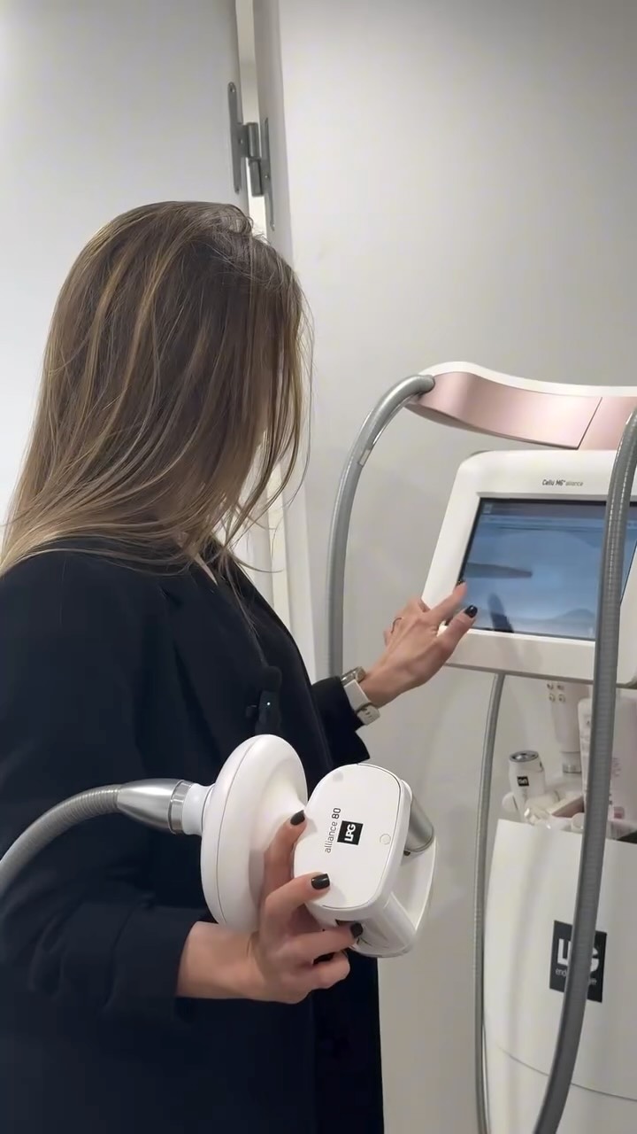 ✨ Deux techniques minceur, deux approches complémentaires ✨
À l’institut, nous vous proposons deux méthodes minceur efficaces, adaptées à des besoins différents 👇
💆♀️ La Madérothérapie
Technique manuelle d’origine colombienne utilisant des outils en bois pour travailler les zones ciblées.
Ses bienfaits :
• Active la circulation sanguine et lymphatique
• Aide à casser les amas graisseux
• Réduit visiblement la cellulite
• Raffermit et lisse la peau
👉 Idéale si vous recherchez un massage profond, drainant et sculptant.
🤖 La technologie LPG
Soin mécanique réalisé avec une machine qui stimule la peau en douceur.
Ses bienfaits :
• Relance la production de collagène et d’élastine
• Affine la silhouette
• Améliore la fermeté et la texture de la peau
• Agit sur la cellulite, même installée
👉 Parfait pour un traitement précis, régulier et non invasif.
💡 Le +
Ces deux techniques peuvent être complémentaires pour des résultats encore plus visibles et durables ✨
📩 N’hésitez pas à nous contacter pour un bilan personnalisé et choisir la méthode la plus adaptée à vos objectifs.
#grenoble #institut #maderothérapie #minceur #lpg