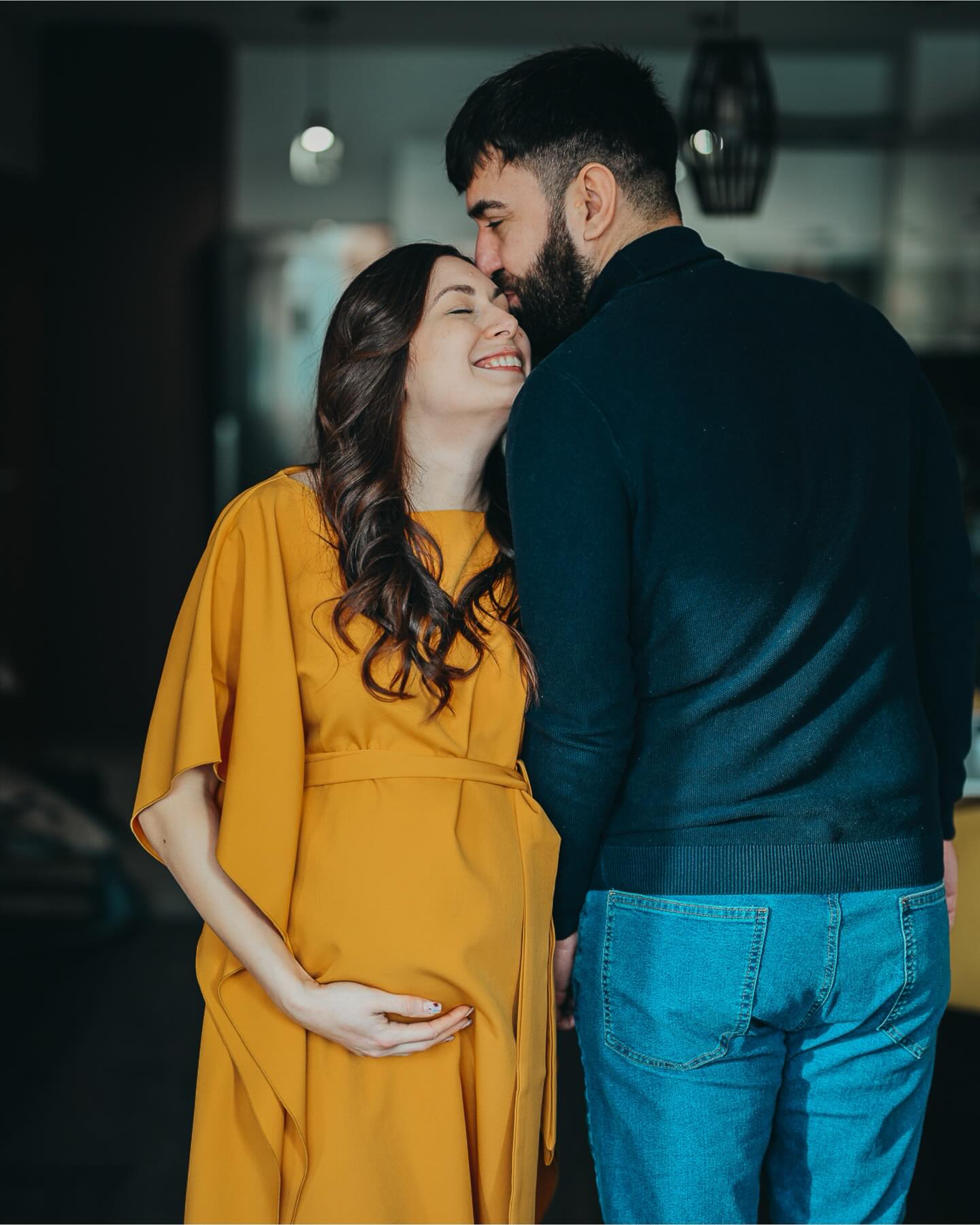 Навън е зима, студът рисува по прозорците,
а вътре — дом, изпълнен с любов, нежност и очакване 🤍
Малко преди срещата с най-голямото им чудо.
Тихи прегръдки, спокойствие и онази топлина,
която не се нуждае от сезон. ✨
Ако и ти мечтаеш за спомен, уловен по истински начин — пиши ми.
#семеенфотограф #семейнафотосесия #семеенфотографвеликотърново