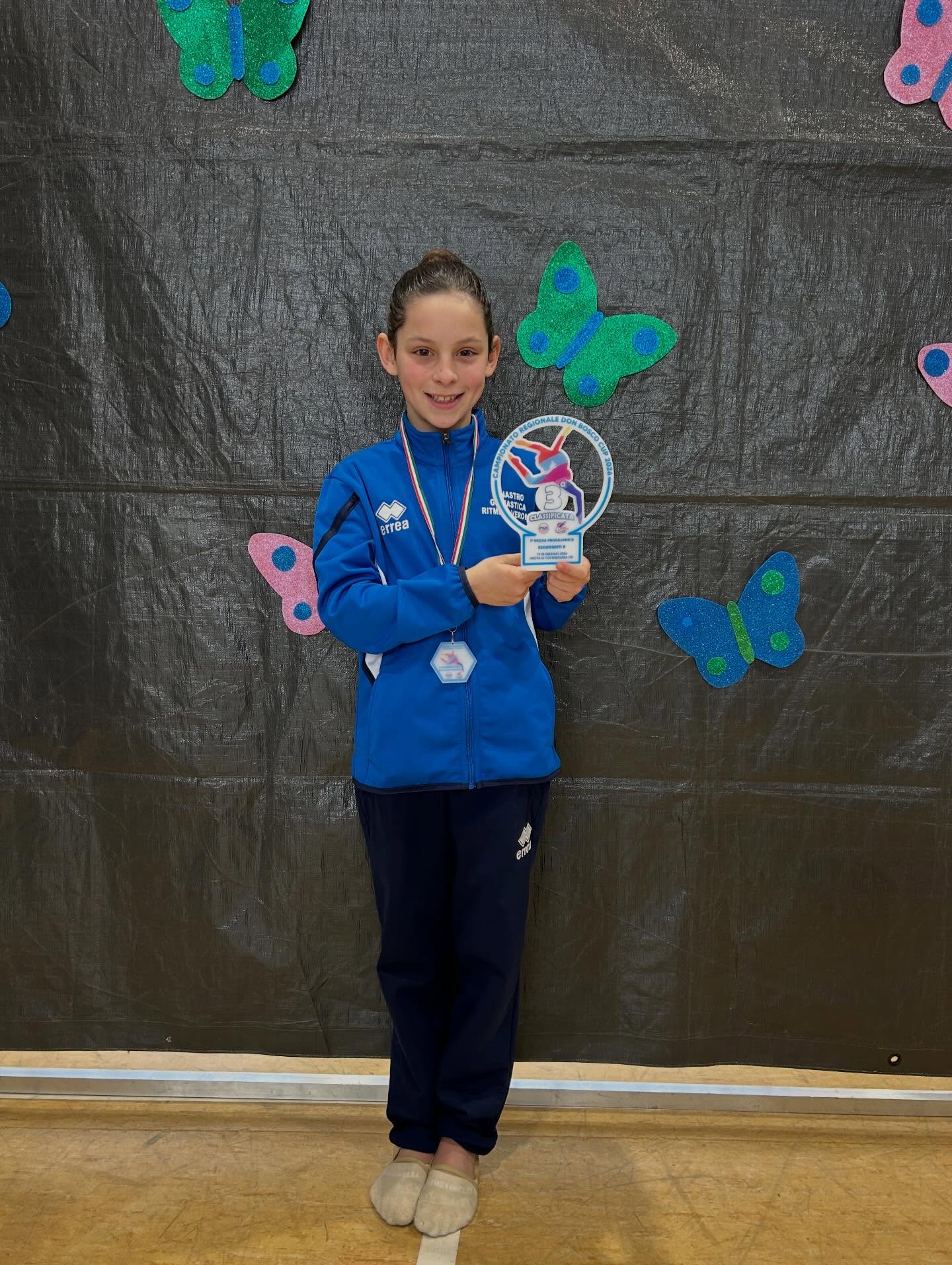 PRIMA PROVA REGIONALE PGS 🏆
Bravissime le atlete della sede di Borgo Trento della serie B per gli ottimi risultati riportati a questa prima gara dell’anno!✨
ESORDIENTI B
Anita Bernardello
🥉in classifica assoluta con la somma di entrambi gli attrezzi
MINI B 2016
Sofia Manzato
🥉 Fune
10^ Corpo Libero
Anna Brazzoli
🥈 Cerchio
11^ Corpo Libero
PROPAGANDA B 2014
Marta Ciampa
🥇 Fune
🥇 Clavette
Alessia Campara
🥈 Fune
🥈 Clavette
Isotta Fiscale
🥉 Fune
10^ Clavette
UNDER 15 B 2012
Celeste Oliboni
🥇 Palla
🥉 Clavette
Camilla Bortolazzi
11^ Palla
7^ Clavette
Anna Bottoli
🥉 Nastro
5^ Clavette
Caterina Bortolazzi
🥈 Nastro
10^ Clavette
Alessia Di Leva
🥈 Clavette
4^ Nastro
Complimenti a tutte! Torniamo in palestra con nuove consapevolezze e cariche per tutto ciò che verrà!