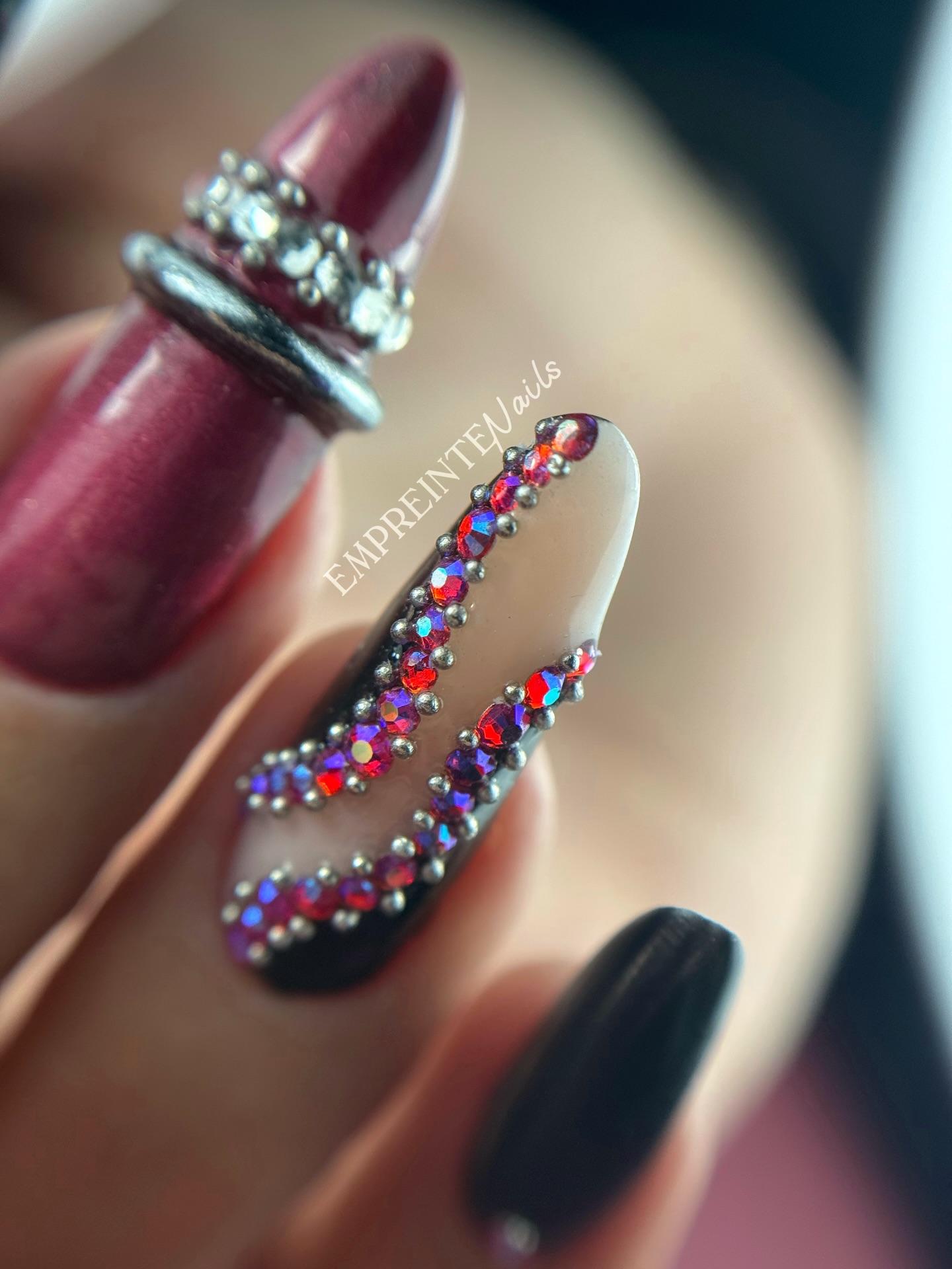 ✨ Quand l’élégance rencontre le caractère ✨
Une pose où chaque ongle raconte une histoire :
nude délicat, noir intense et touches bordeaux profondes, sublimés par des détails bijoux et des strass soigneusement placés.
Un équilibre parfait entre sophistication, audace et féminité.
Fais glisser pour découvrir chaque détail de cette pose 💫
Une création réalisée avec passion, pensée pour celles qui aiment les ongles affirmés et élégants à la fois.
Dis-moi en commentaire quel ongle est ton préféré ❤️💅