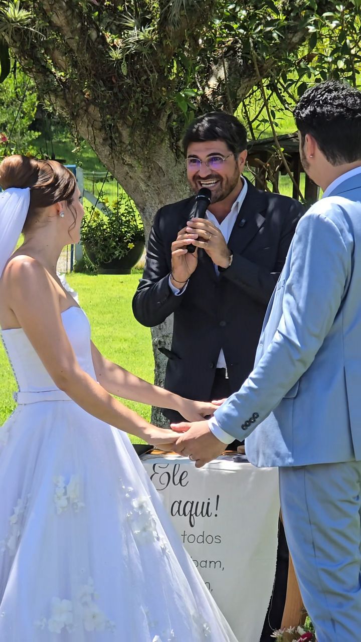 No finalzinho do ano, vivi um momento muito especial ao lado do meu grande mentor e referência, Tiago Marques.
Ele trouxe toda a leveza e emoção para a celebração, e eu tive a alegria de fazer o fechamento com efeito civil.
Um casal lindo e um dia ainda mais especial por dividir esse momento com alguém que admiro tanto. 🤍