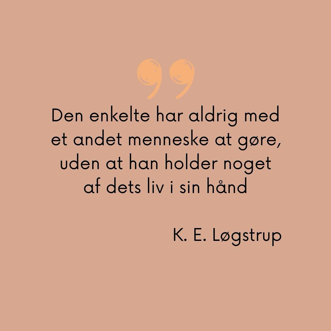 Citatet er velkendt, måske banalt, men stadig sandt.
ENGANG UNDERVISTE JEG unge, der på forskellig vis havde haft det svært med skolen. En af dem var ret kvik, men havde haft sine kampe, hvis ikke med sig selv, så i hvert fald med samfundet.
En dag hev jeg ham til side efter timen og bad han læse citatet. Jeg ville høre, hvad han synes om det. Mest fordi jeg ønskede, at han forstod, at også han var vigtig og når han manglede i klassen manglede en del af helheden. Jeg tror, det lykkedes mig lidt. En slags aha-oplevelse fik han i hvert fald af at læse citatet. Så tak til Løgstrup for at vise med- og mellemmenneskelighed til en, mange ville kalde ballademager og det, der er alvorligere.
Jeg tænker nogle gange på ham og håber han fandt sin vej i livet. Han gjorde et indtryk på mig.
Vi mennesker gør indtryk og sætter aftryk på hinanden. Vi holder faktisk noget af den andens liv i vores hånd. Deri havde Løgstrup ret.
#løgstrup #eksistentielpsykoterapi #psykoterapi #psykoterapeut #psykoterapeutkbh #psykoterapeutkøbenhavn #eksistentialisme #psykologi #samtaleterapi #sundhed #kontakt #mødetmeddenanden #mødet