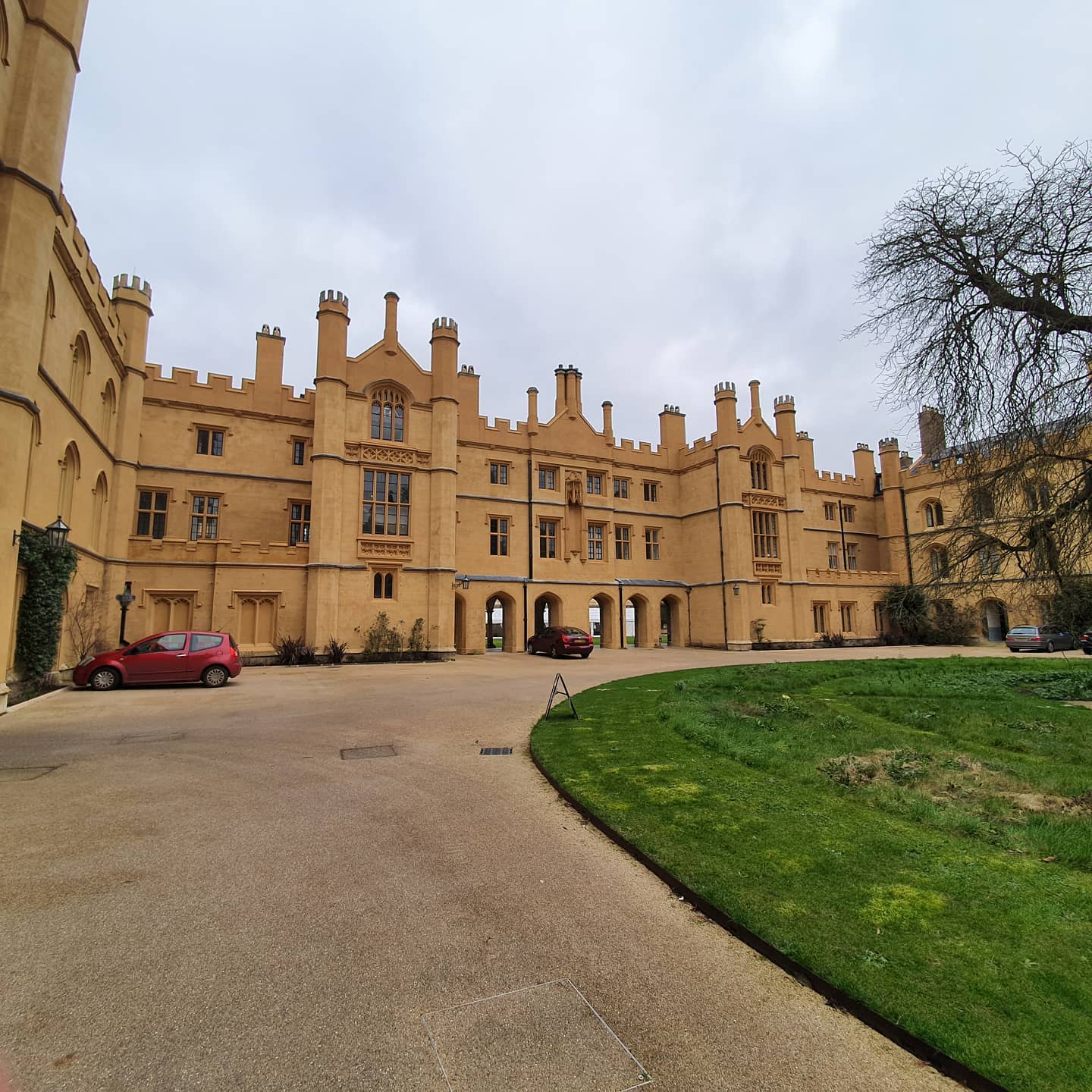 Back at Trinity College today, nice to see the elevation we rendered last summer. Using Saint Astier NHL 3.5 and sand for backing coats and Ecomortar with pigment pack from Masons Mortar.
#Stucco #LimeRender #Cambridge