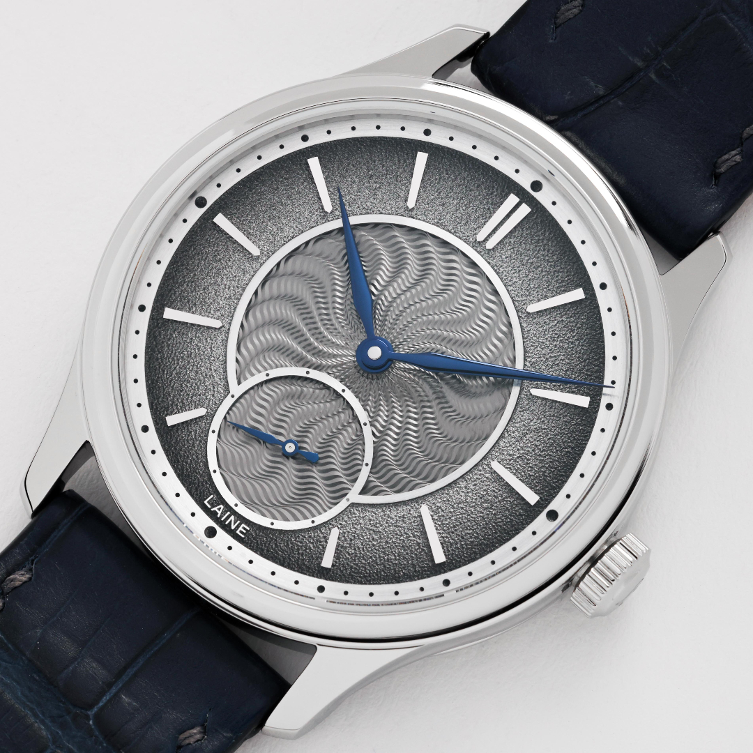 Two shades of black, two distinct textures. The moiré inner dial plays with light, the frosted outer keeps things grounded, finished with a flash of blue from heat-blued steel hands.🦾🕵️♂️
#custommade #bespoke #guilloche #torstilaine #watchfam #lainewatches #watch #microrotor