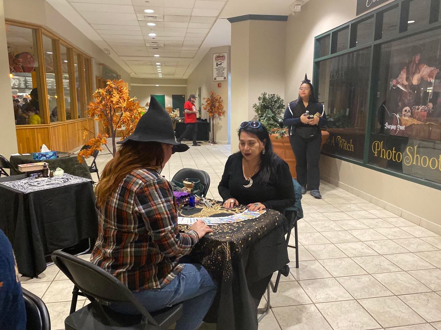 Giving Tarot, palmistry readings in Salem,MA