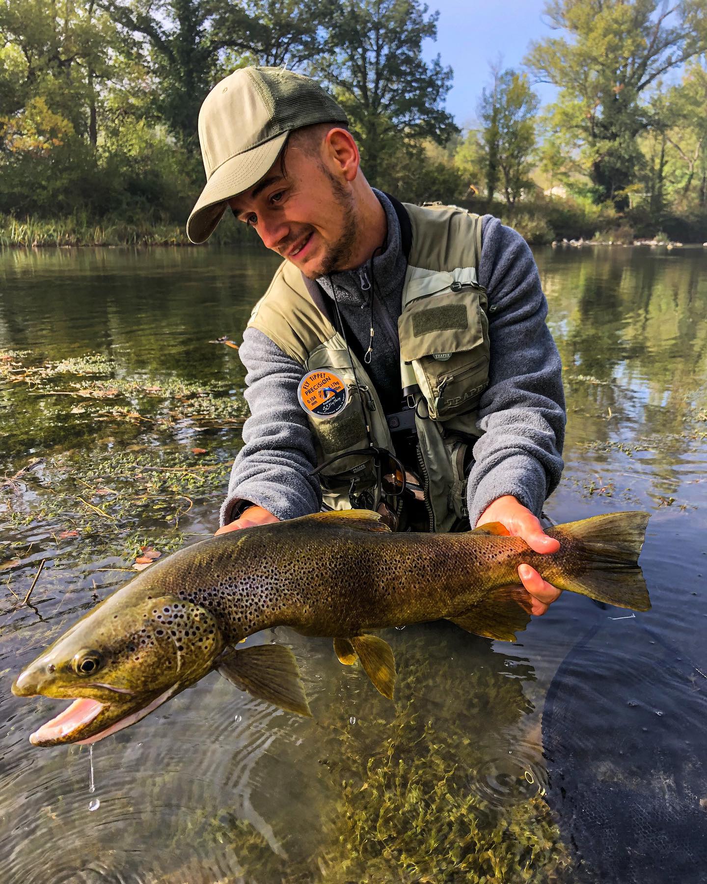 La nymphe à vue procure des sensations inoubliables.
De bon matin, nous sommes partis traquer les truites en nav avec mon ami @mathos_fly. Je repère une truite à 10-15 mètres devant moi dans 1 mètre d’eau en train de nympher, nous sommes fin de saison donc il va falloir la jouer malin. J’allonge la pointe, je mets une sorguaise légère h18 et je pose en paquet 3-4 mètres devant elle. La nymphe dérive et sans animation, quand je pense arriver sur elle, je vois la truite se décaler et prendre quelque chose. Je fère et c’est dedans ! Elle me prends 15 mètres directement et finie par me casser … dégoûté et trempé je n’abandonne pas et remets une petite cuivre h20. Un peu plus tard dans la matinée, je vois une truite immobile, je lui pose la cuivre 1,5 m devant elle, j’attends qu’elle soit au fond et j’anime doucement. Je vois la truite avancée et d’un coup j’ai le reflet du soleil et ne vois plus rien, je me dis que si elle a pris c’est maintenant, alors je fère et me voilà attelé à une grosse truite ! Après un beau combat et une courte séance photo elle ira rejoindre ses copines. Que de sensations encore !
Merci mon pote @mathos_fly pour la photo !! 😊👌
#moucheshalieutique #flyfishing #trout #troutfishing #troutcandy #troutcreek #troutbum #troutflies #troutfly #flyfishingwyoming #flyfishingaddict #flyfishingphotography #flyfishingart #flyfishingadventures #peche #pecheur #pêcheur #pechefrance #pecheauleurre #pechealamouche #truite #truitefario #bigtrout #browntrout #troutfishing #grayling #truitesauvage #troutlife #troutlures #release #nokill