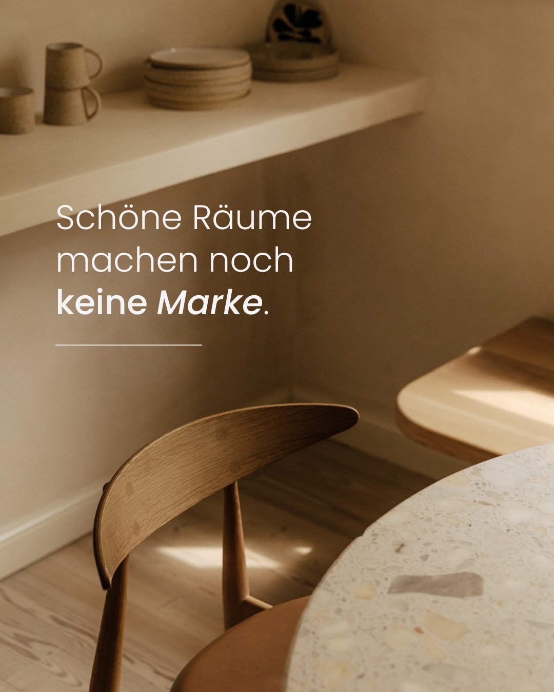 Schöne Räume allein
machen noch keine Marke!
Sie zeigen deinen Stil,
deine Qualität und eben das, was du kannst.
Aber du bist so viel mehr
als ein Portfolio voller Projekte.
✨
Für den Aufbau einer echten Marke
braucht es oft gar nicht viel
wenn man einmal verstanden hat,
wie Raum, Mensch und Haltung zusammenwirken.
Eine Personal Brand entsteht nicht,
wenn du nur Arbeitsergebnisse in Form
eines Portfolios zeigst.
Sondern dort, wo man versteht,
wer hinter der Arbeit steht.
Wo Persönlichkeit sichtbar wird
und Werte Orientierung geben.
Wo aus Gestaltung eine klare Richtung entsteht,
sodass deine Kund:innen wissen,
warum genau du die Richtige für ihr Projekt bist.
Denn Kund:innen entscheiden sich nicht nur
für schöne Projekte.
Natürlich braucht es sie,
um ein Gefühl für Stil zu bekommen.
Aber am Ende entscheiden sie sich für Menschen.
Für Werte.
Für ein Gefühl, das sagt:
Hier habe ich Vertrauen.
Vertrauen in eine gute Zusammenarbeit.
In einen reibungslosen Ablauf.
Und in Prozesse, die nicht nur
durch perfekte Bilder fertiger Projekte sichtbar werden sondern vor allem durch authentischen Content rund um deine Arbeit.
Wenn du Content willst,
der nicht nur zeigt, was du machst,
sondern warum man sich für dich entscheidet,
lass uns darüber sprechen.
📷
Ich bin Vicky Hellmann
Interior & Brand Fotografin
Ich mache Persönlichkeit, Haltung und Raum
als eine zusammenhängende Geschichte sichtbar.