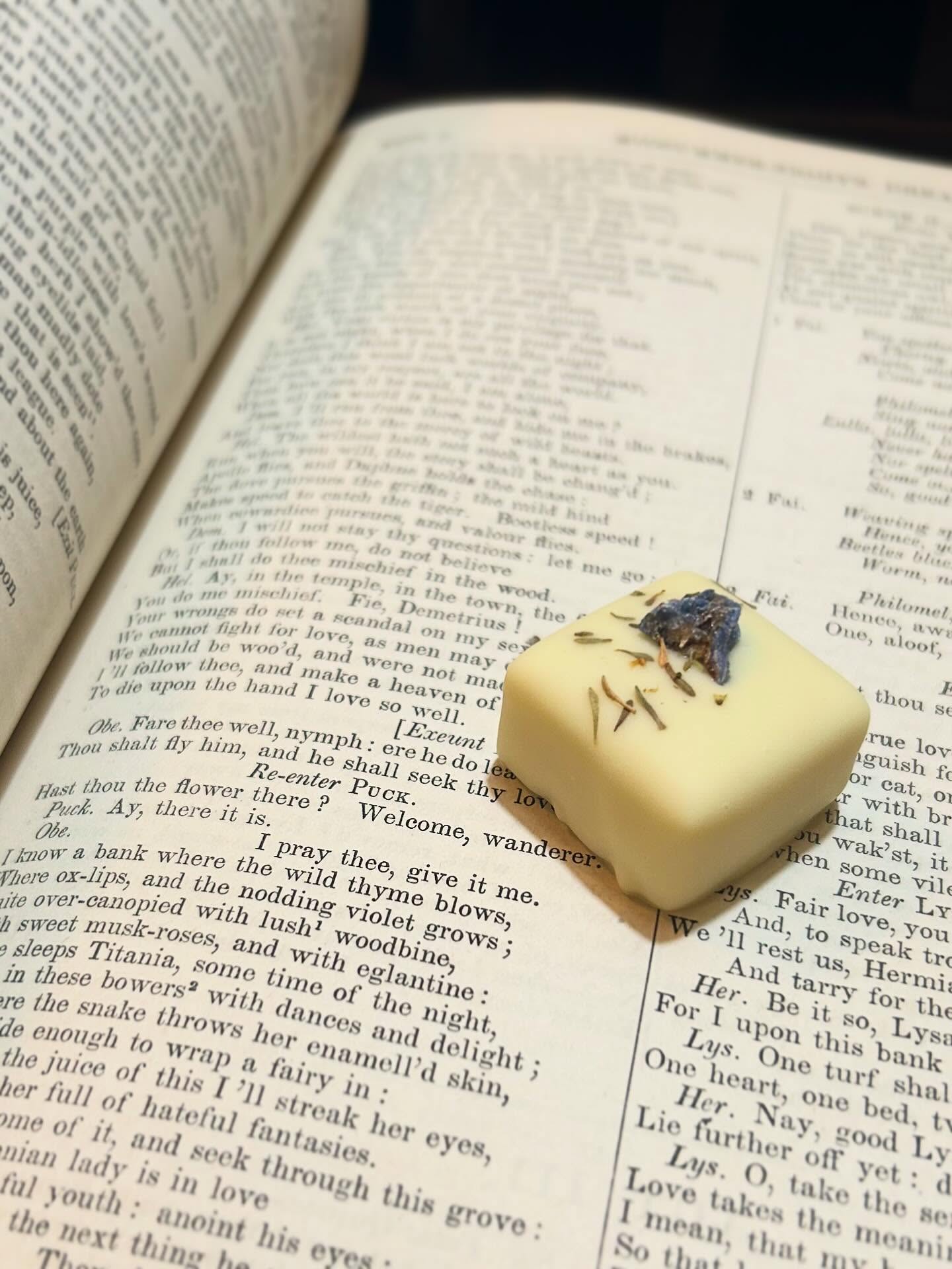 The Titania 👑 White chocolate, candied violet, and thyme.
On our table this week at the @ithacafarmersmarket and in our Valentines Day boxes (🔗 you-know-where!). Our friend @corbyn.color said they made her cry. 😇