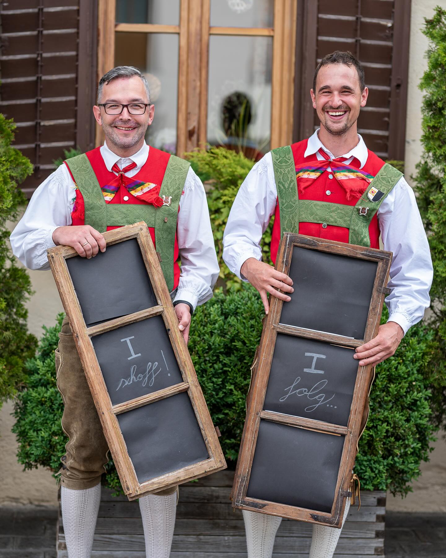 OBMANN - eine Person, die nicht nur ein Amt trägt, sondern Verantwortung lebt. Ein Vorbild, auf das man sich verlassen kann - heute, morgen und jederzeit.💫🎶
Bei unseren Neuwahlen letzte Woche kam es zu einem Wechsel an der Spitze - ein Moment des Zurückblickens und des Vorfreuens zugleich.
Lieber Daniel, 9 Jahre lang hast du unsere Musikkapelle mit Leidenschaft, Einsatz und Weitblick geführt. Ob Digitalisierung, Pandemie, Kapellmeistersuche, Jubeljahr oder dreitägiges Zeltfest - jede Herausforderung hast du angenommen und gemeinsam mit uns mit Bravour gemeistert. 👏 Du hast den Verein geprägt, weiterentwickelt und durch viele besondere Momente begleitet. Dafür sagen wir von Herzen: DANKE! 🫶🏻
Nun darfst du deinen wohlverdienten „Ruhestand“ genießen - natürlich weiterhin als Teil unserer Kapelle.
Ps. Deine schwarzen Haare wirst du zwar nicht mehr zurückbekommen, aber grau steht dir auch gut.🩶🤣
Lieber Michael, dir wünschen wir viel Freude, Motivation und Begeisterung für deine neue Aufgabe. 🎉
Wir freuen uns darauf, mit dir die nächsten Jahre der Musikkapelle Lajen zu gestalten, die Freude an der Musik weiterzutragen und viele besondere Momente und Erinnerungen zu schaffen. Auf eine erfolgreiche gemeinsame Zukunft✨🎺
#ausschuss #neuwahlen #obmann #mklajen